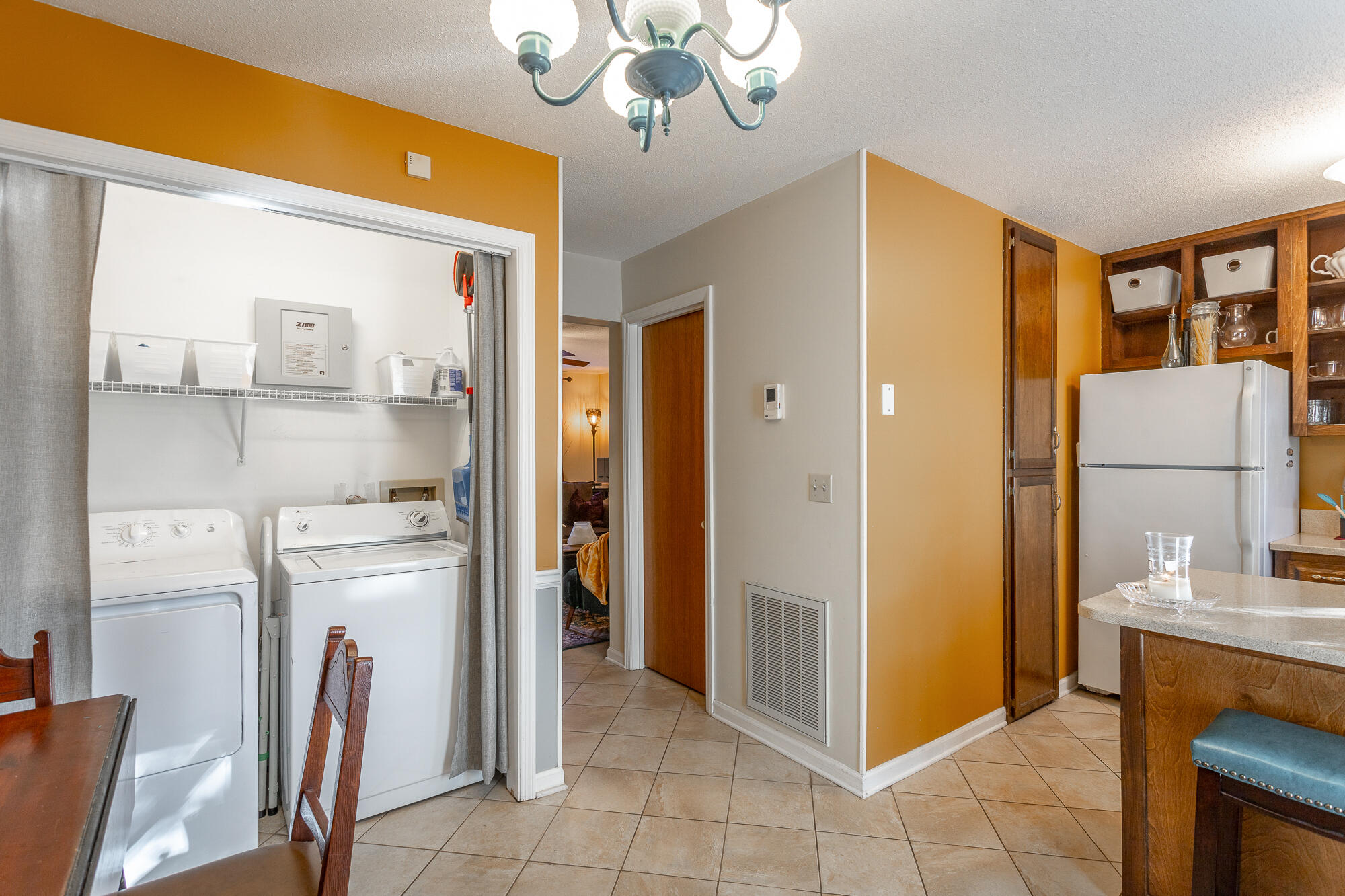 326 W Midvale Avenue, 18
