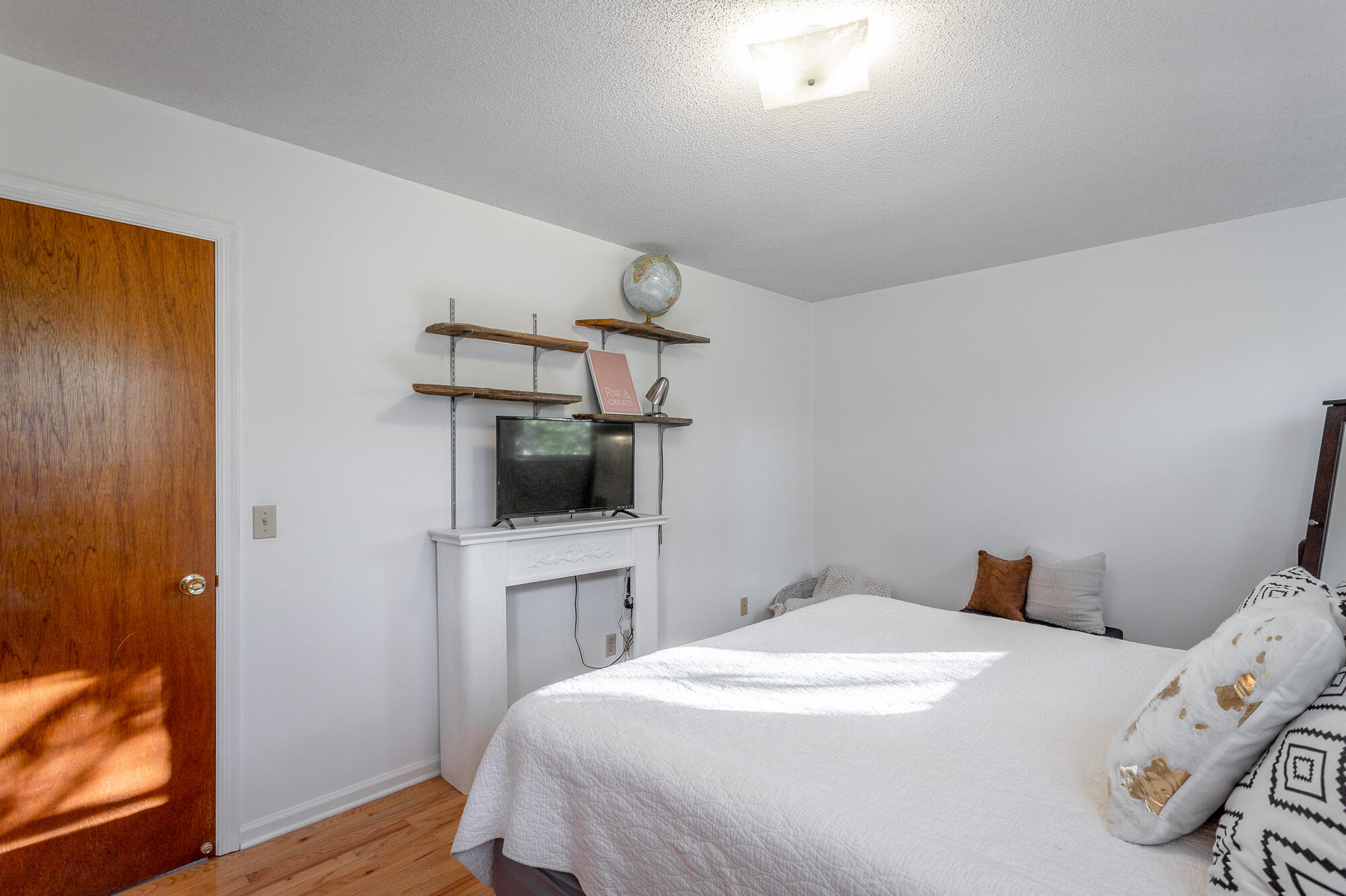 326 W Midvale Avenue, 18