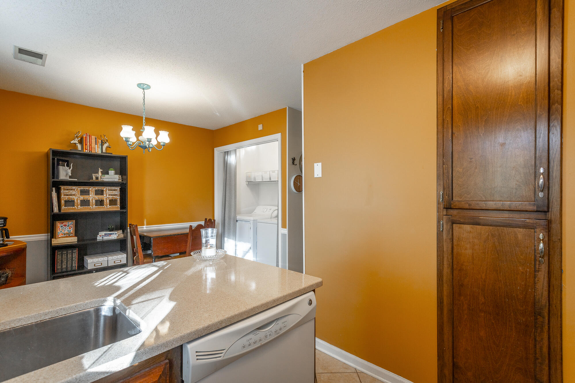 326 W Midvale Avenue, 18