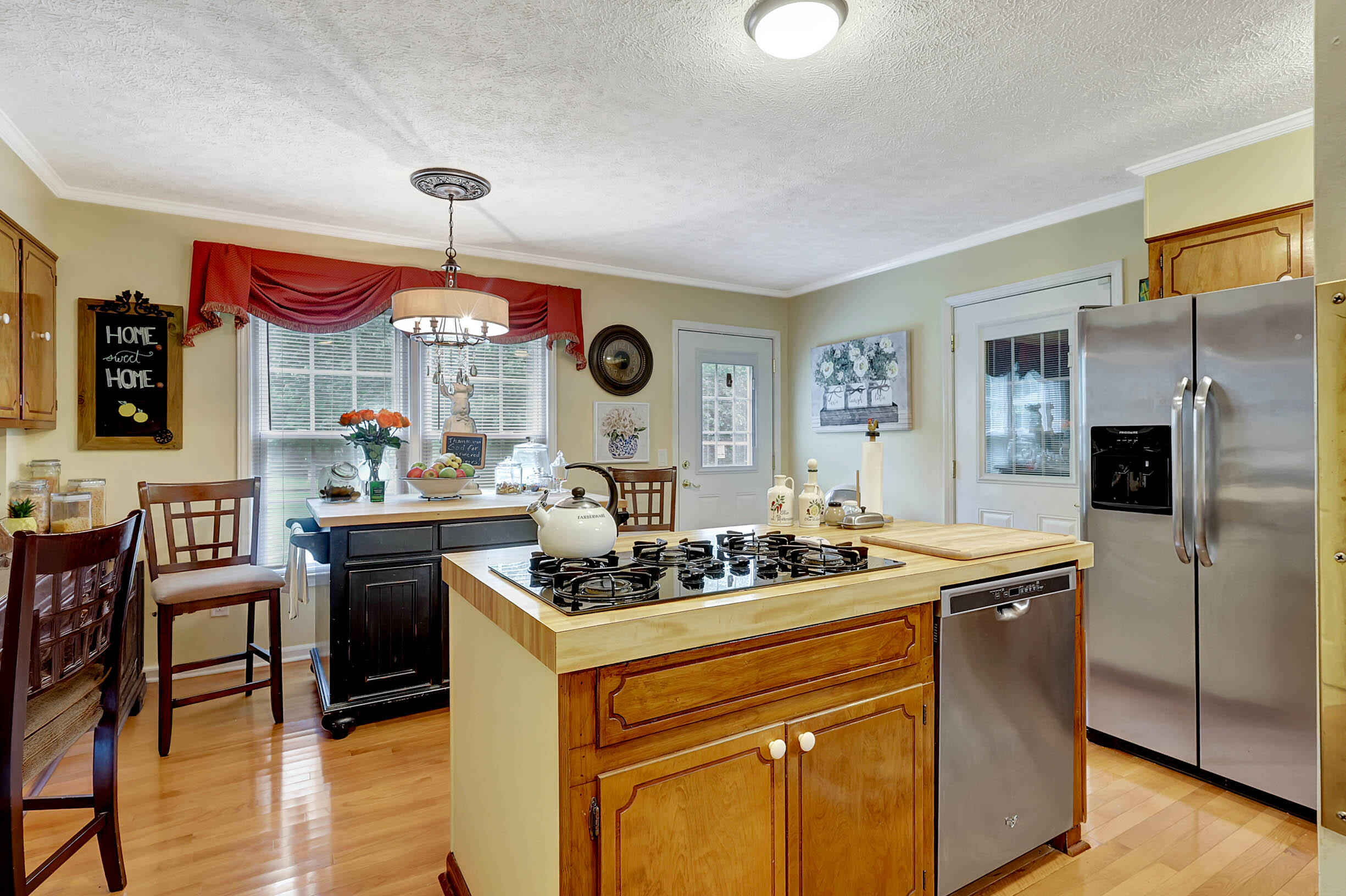 400 Three Oaks Drive SE
