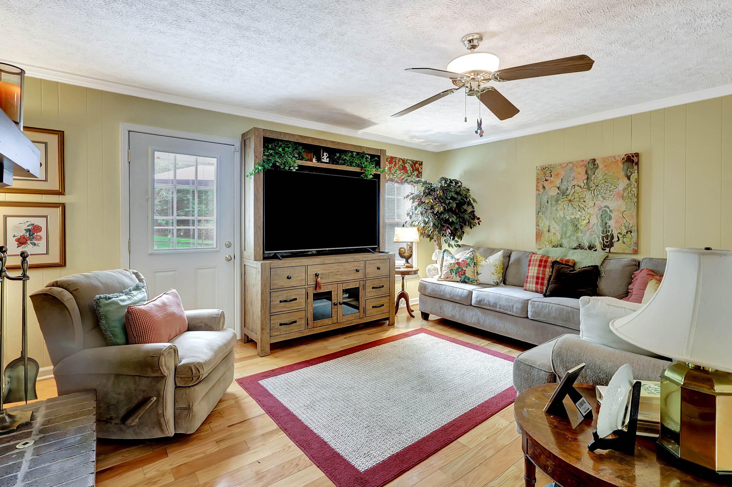 400 Three Oaks Drive SE