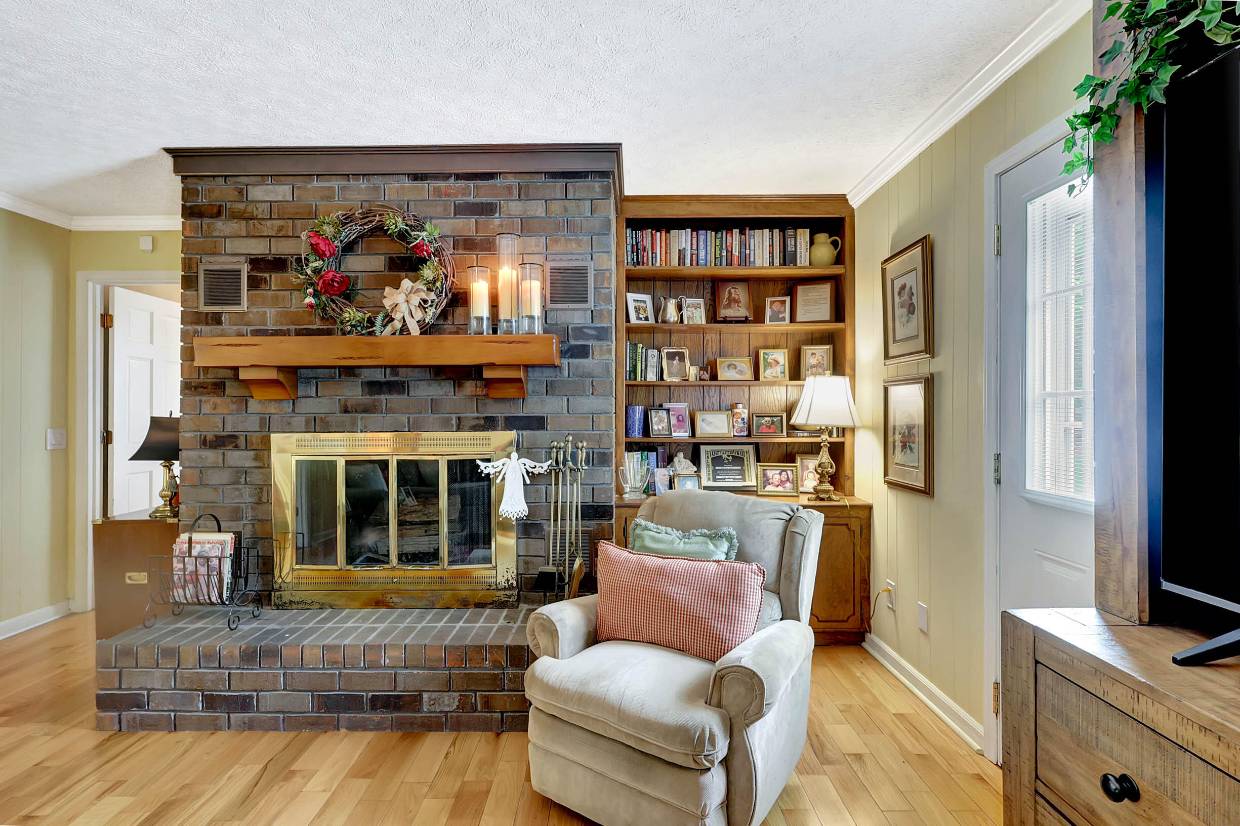 400 Three Oaks Drive SE