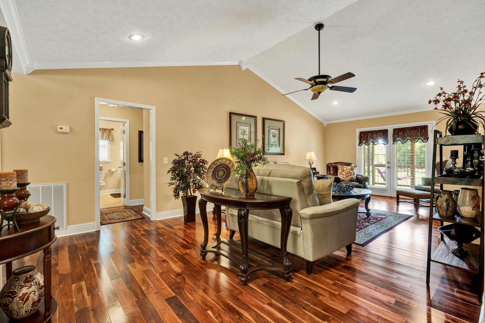 135 Charles Circle SE