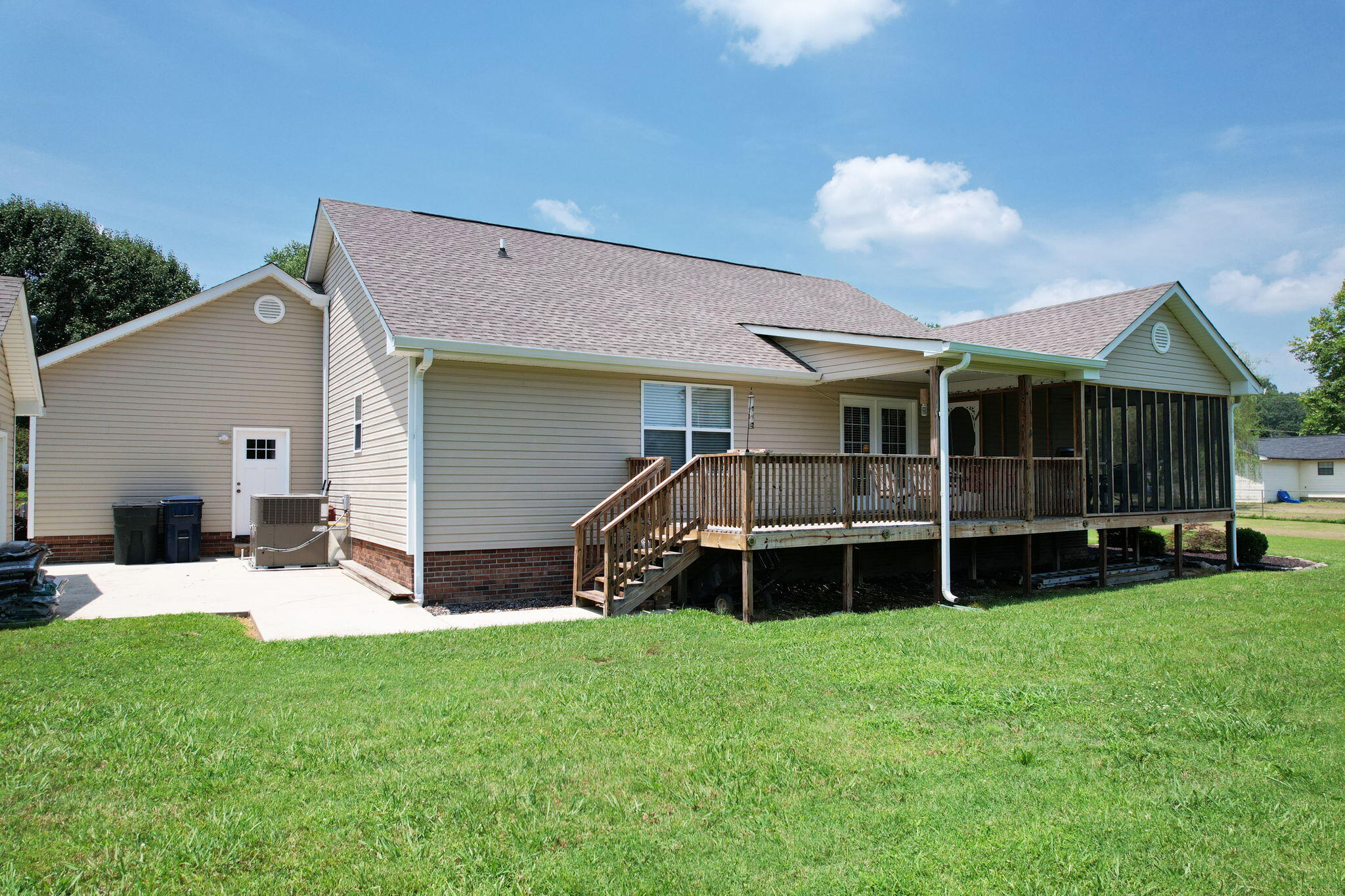 135 Charles Circle SE