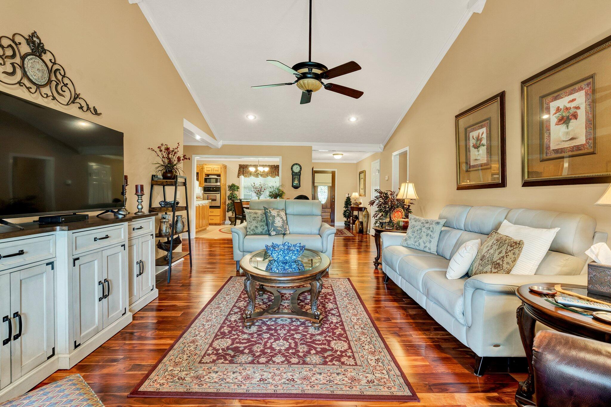 135 Charles Circle SE