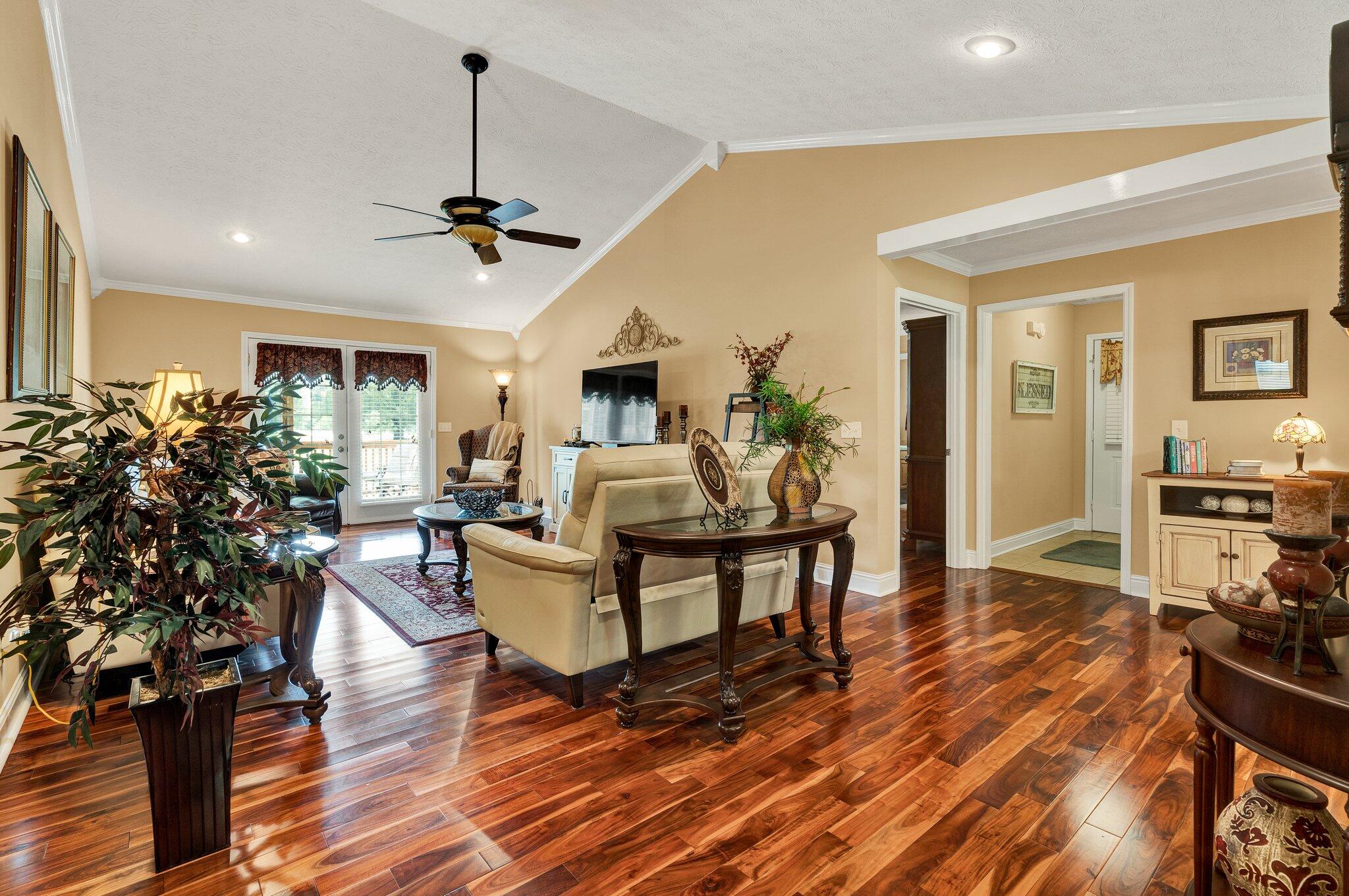 135 Charles Circle SE