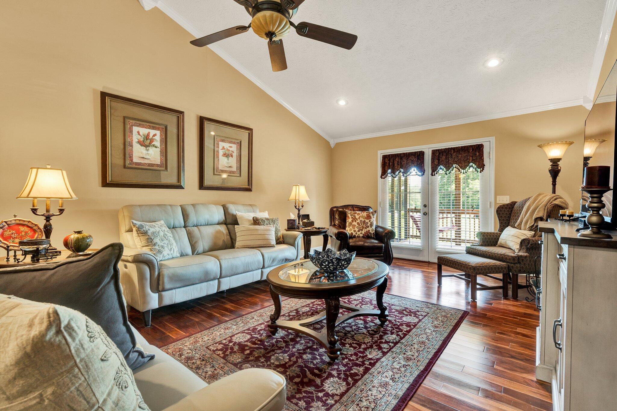 135 Charles Circle SE