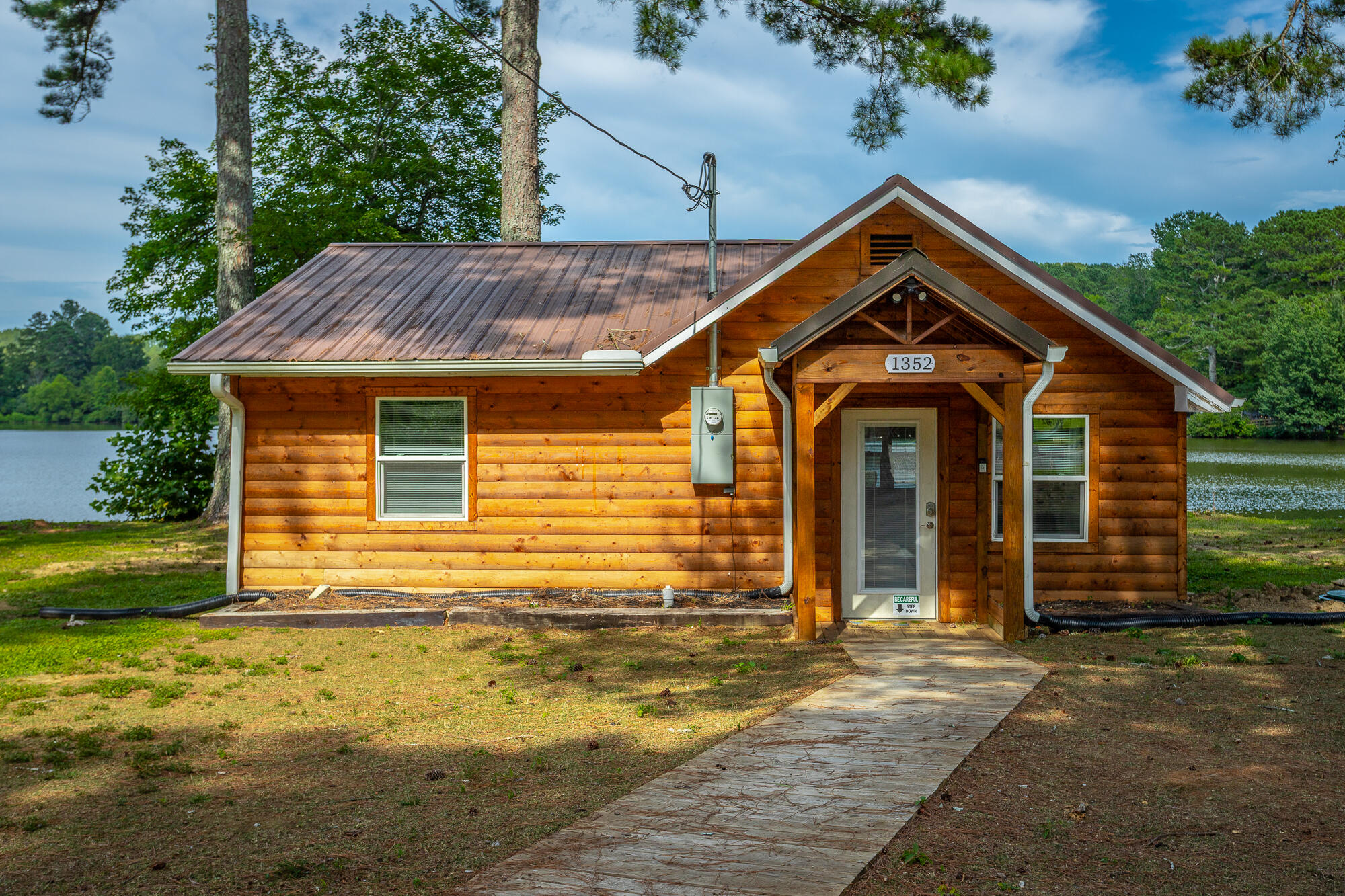 1352 Peggy Lane