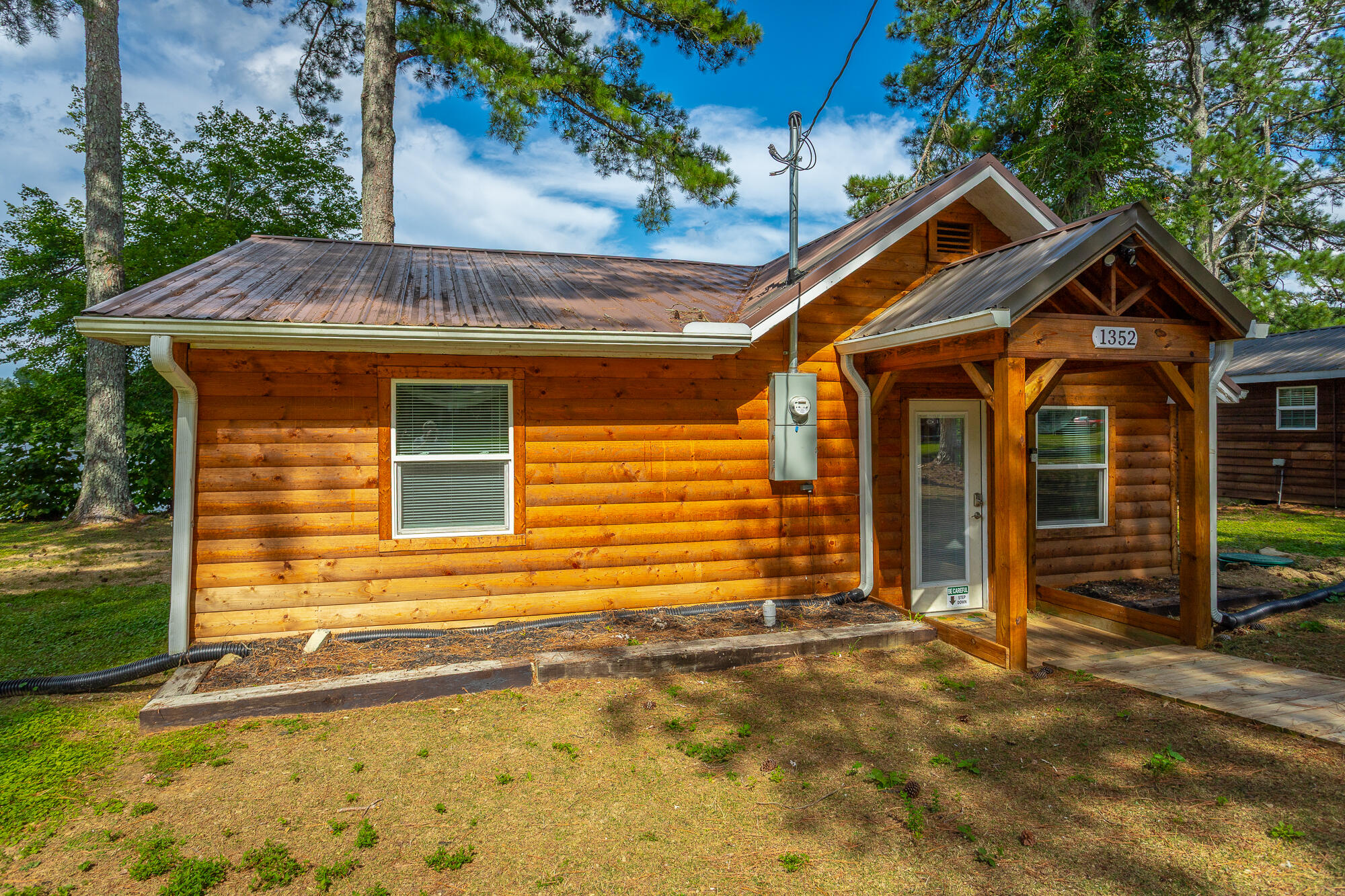 1352 Peggy Lane