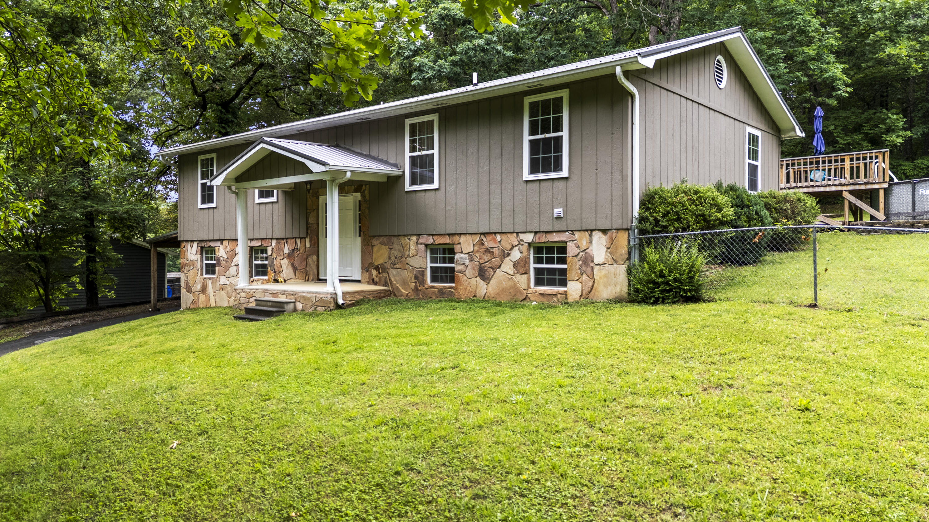 141 Hillview Drive NE