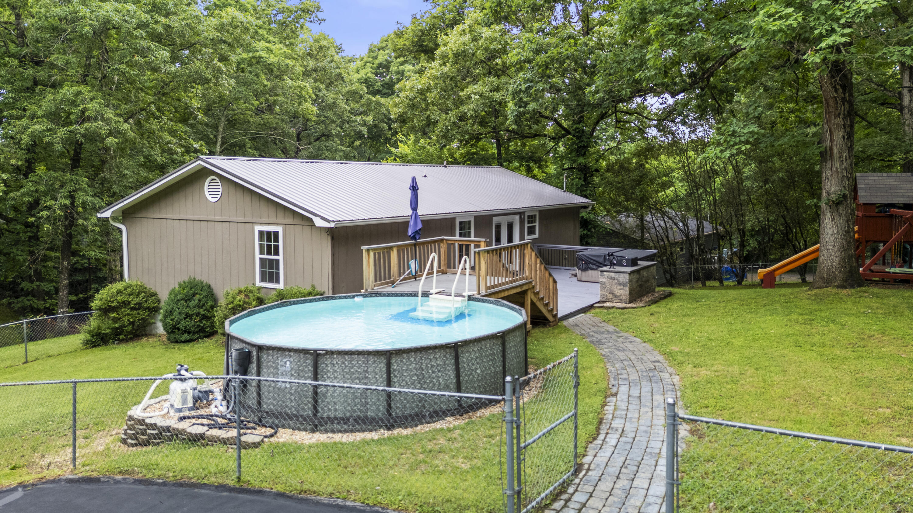 141 Hillview Drive NE