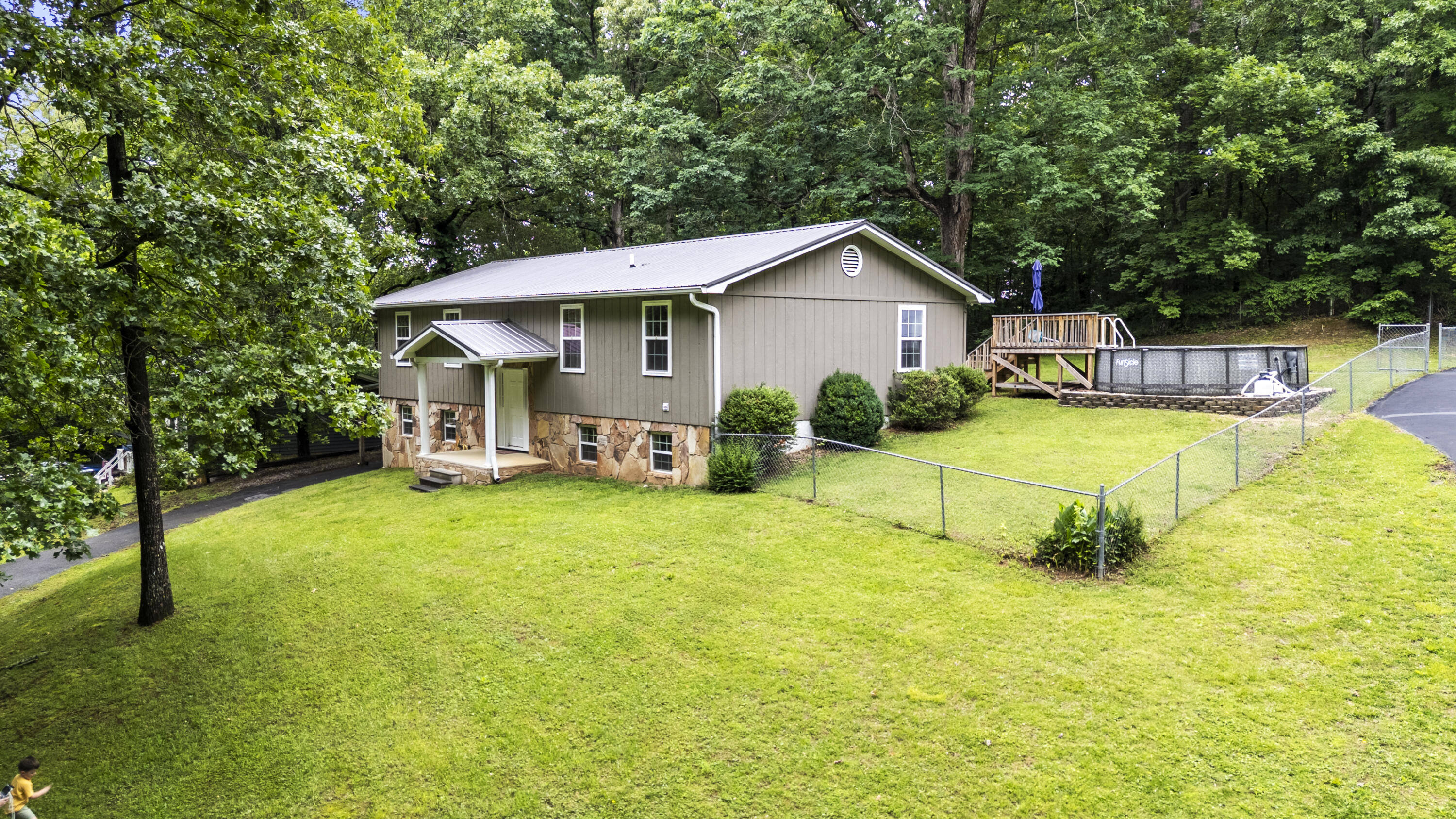 141 Hillview Drive NE