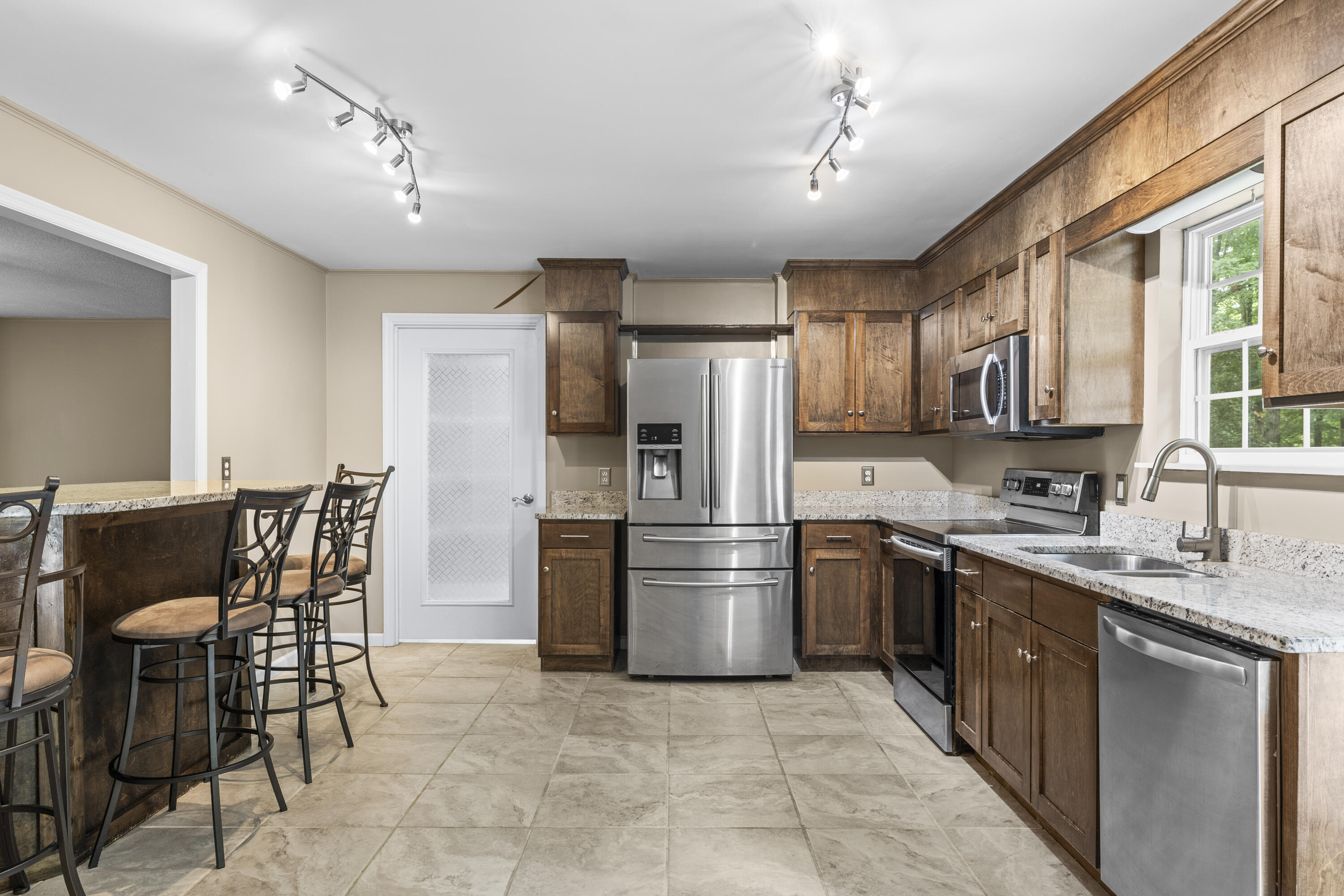 141 Hillview Drive NE
