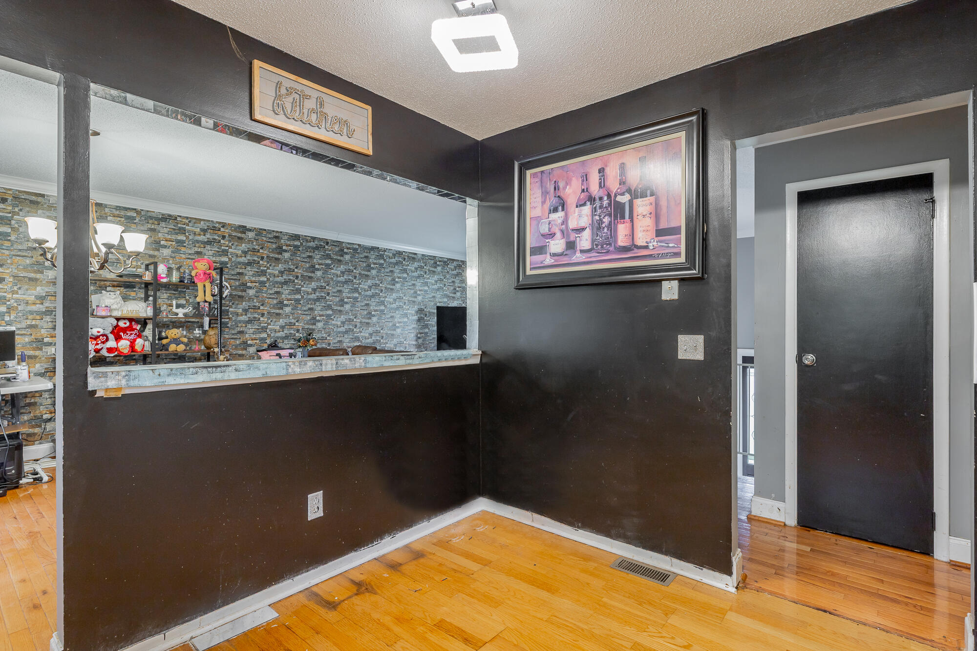 6942 Love Lane