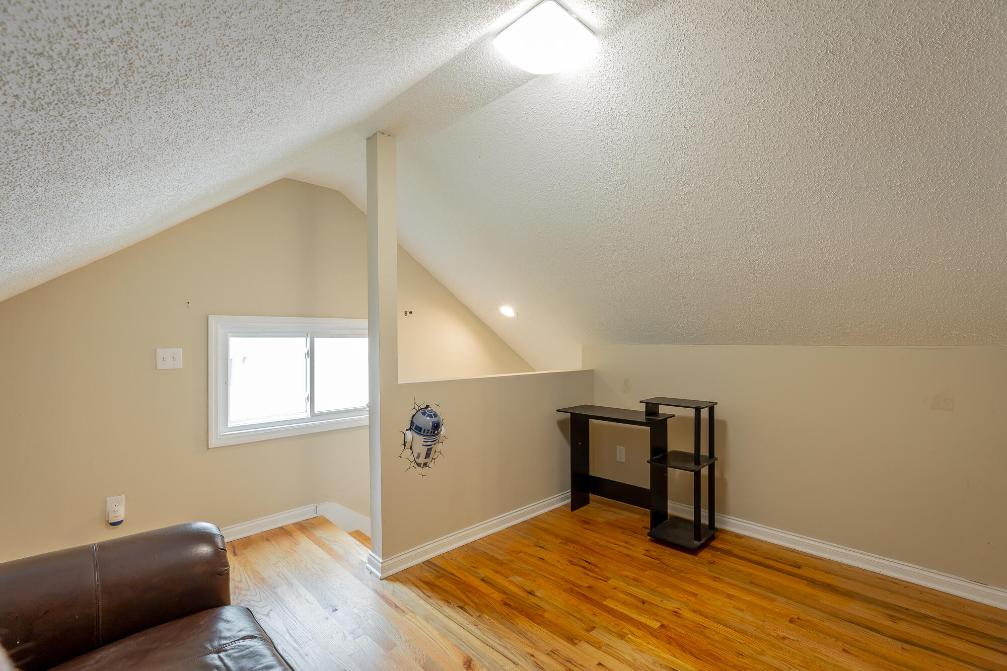 1712 John Ross Road