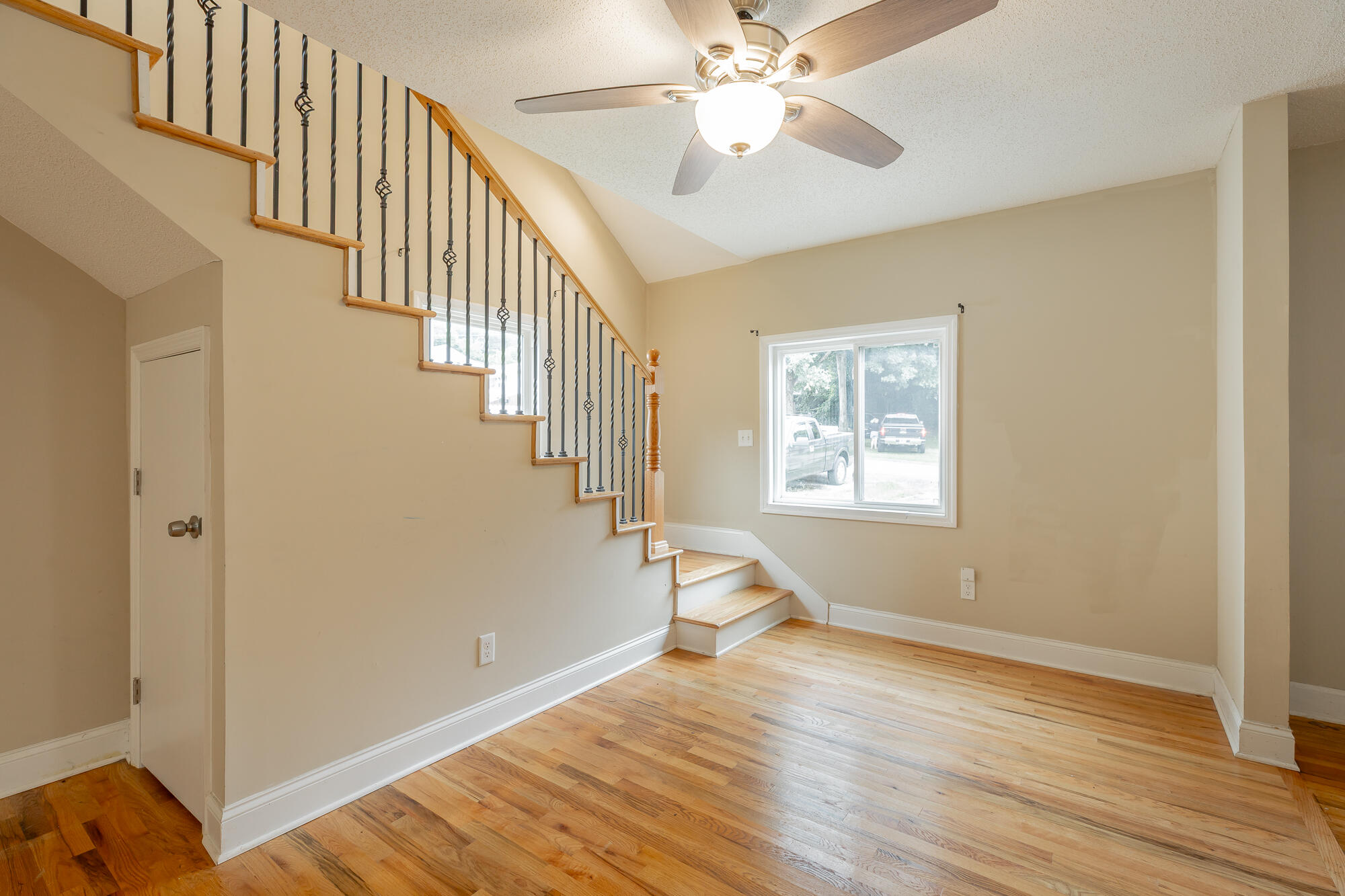 1712 John Ross Road
