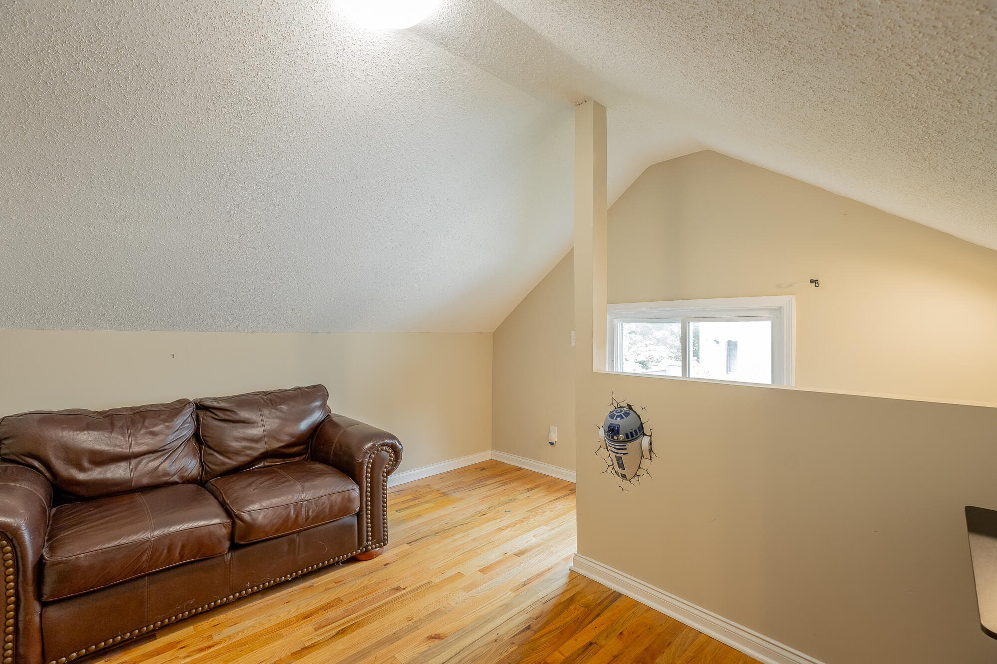 1712 John Ross Road