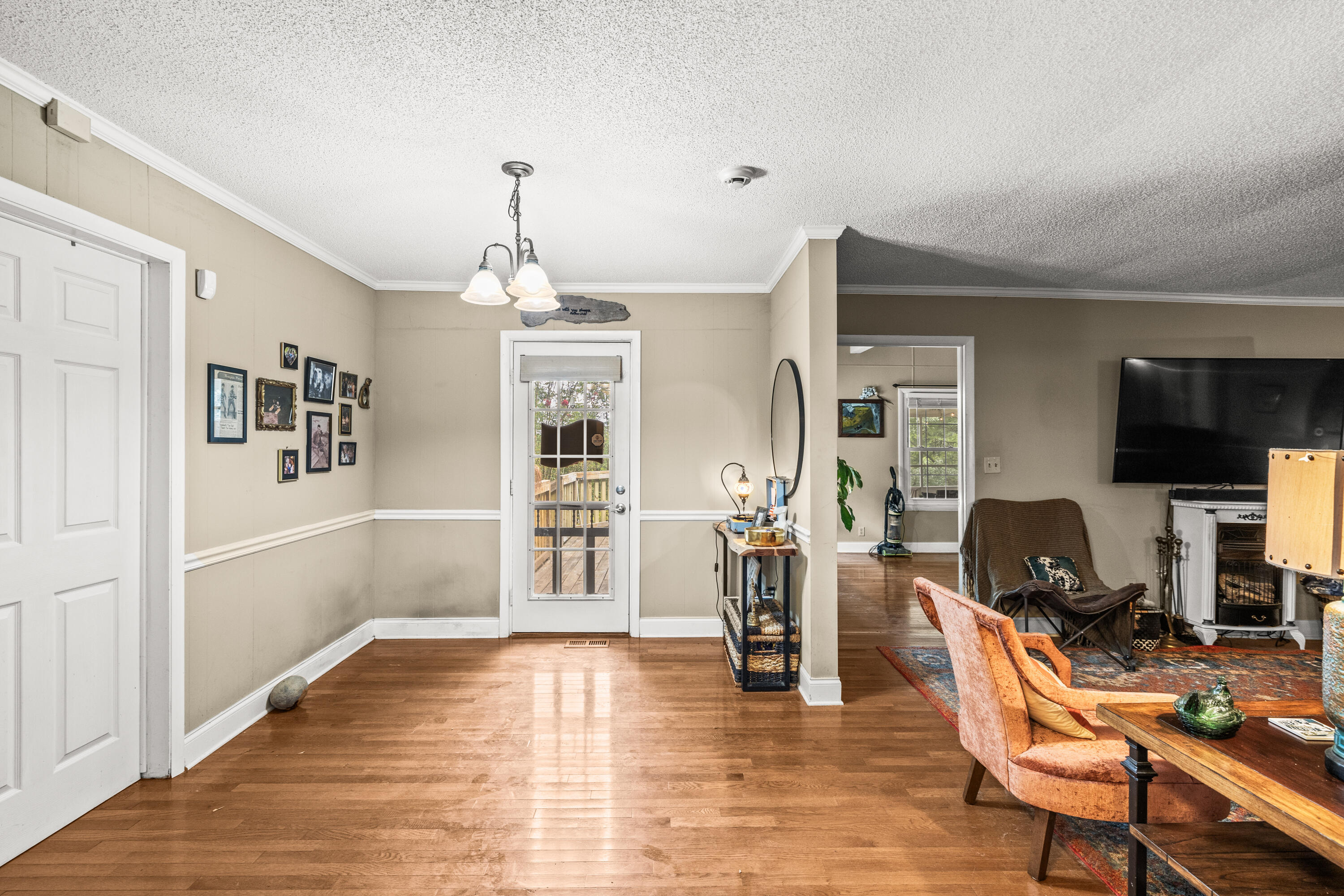 224 W Walden Circle