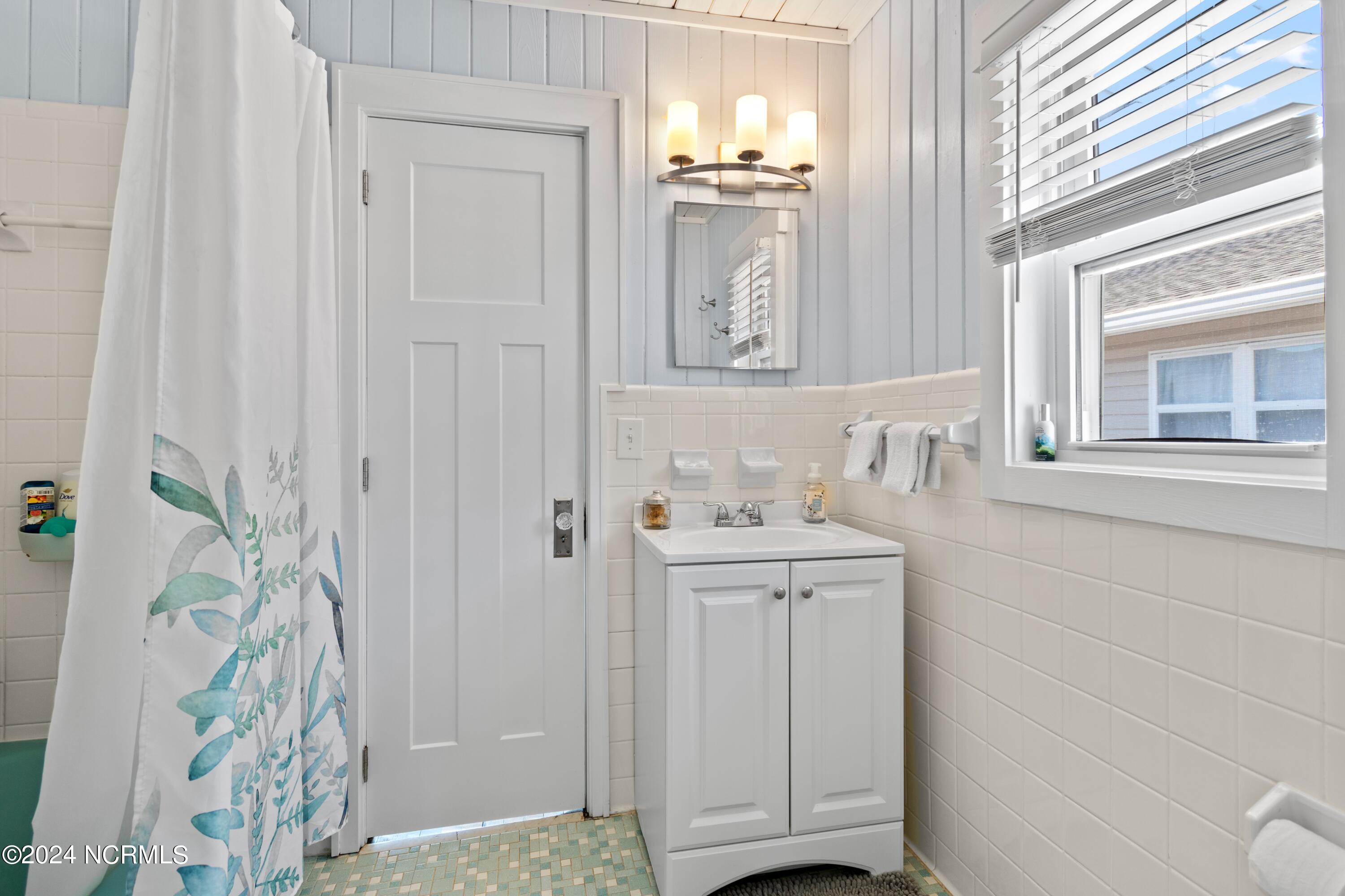 546 Ocean Boulevard W