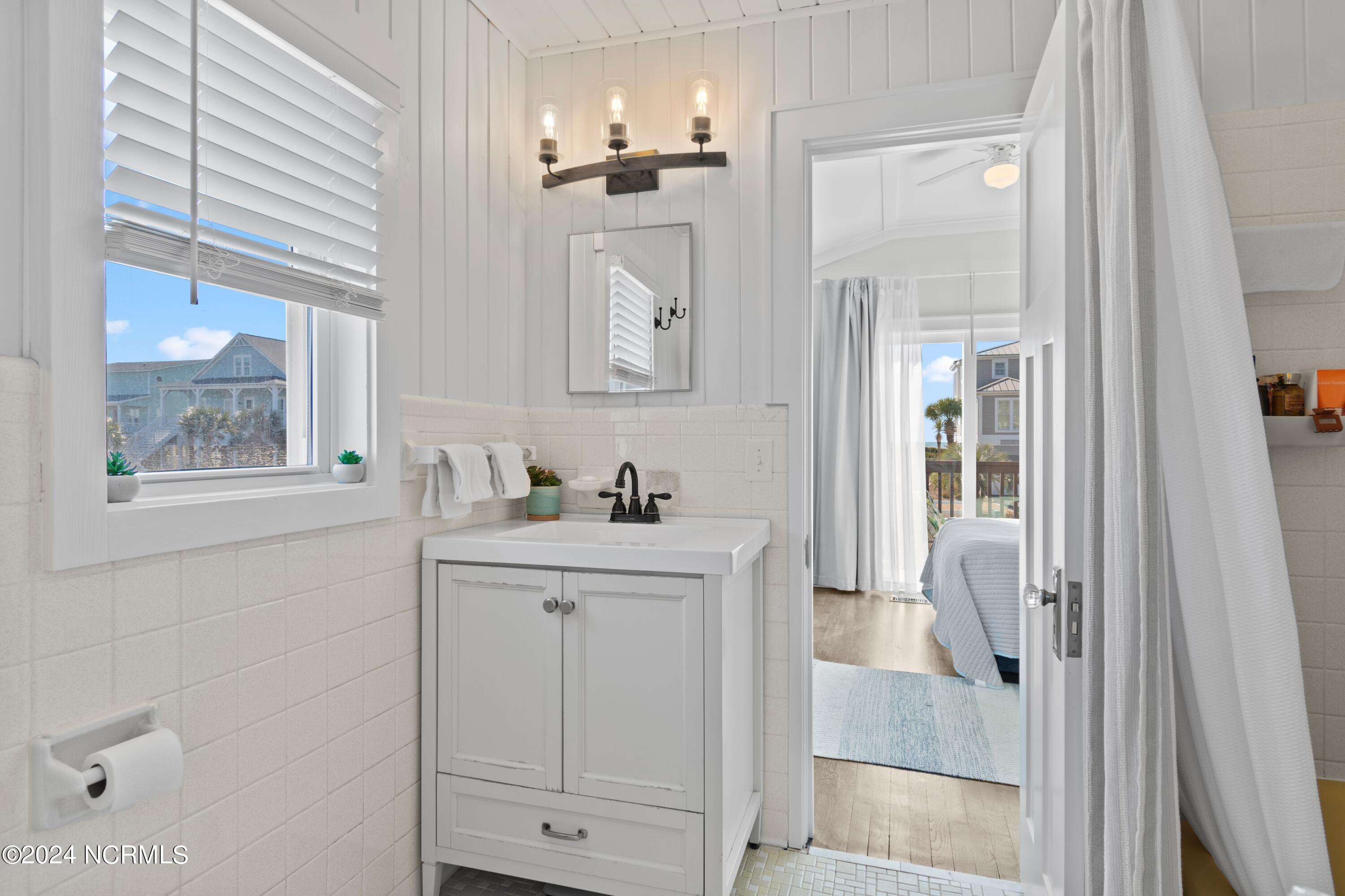 546 Ocean Boulevard W