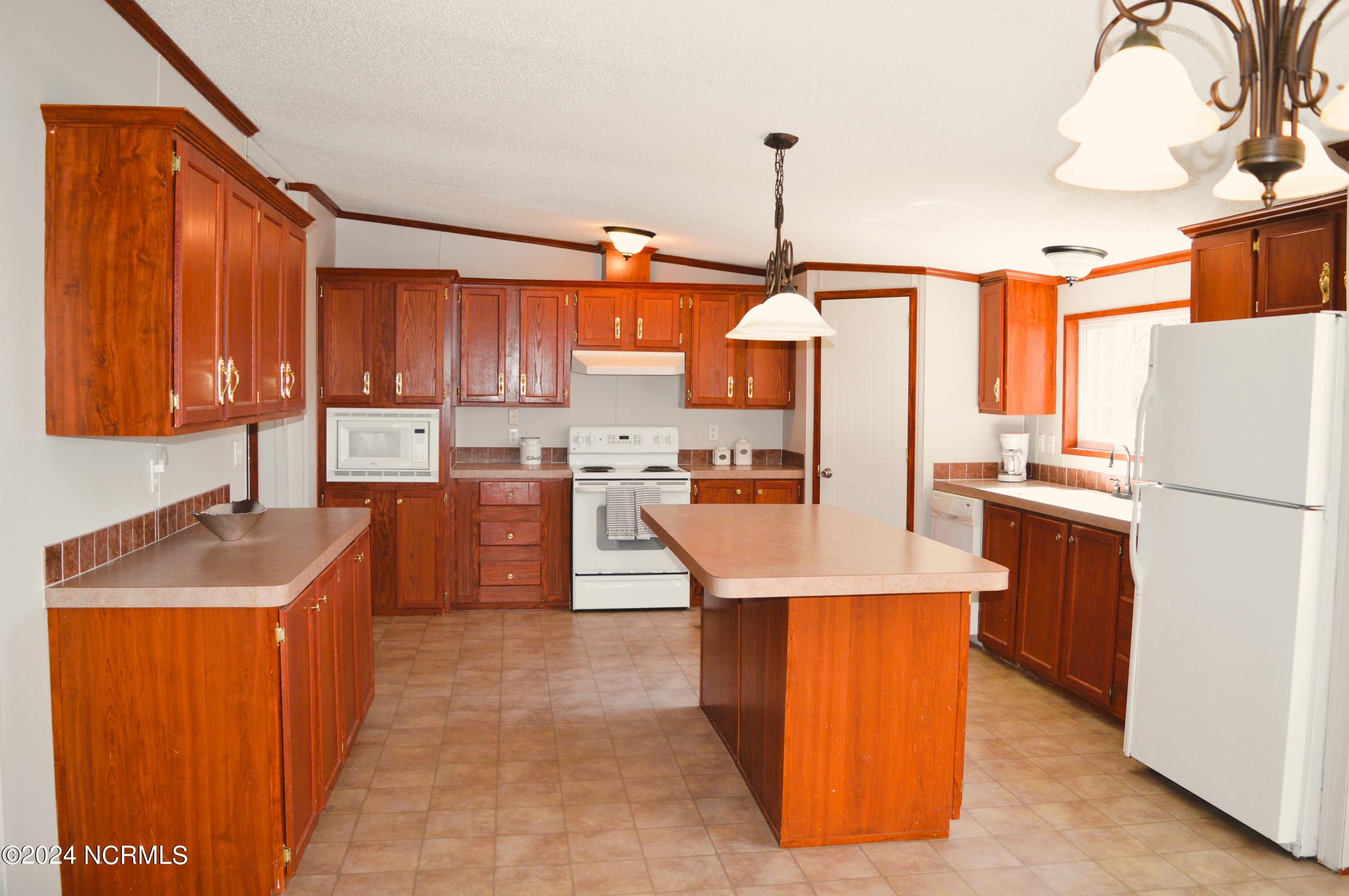 1886 Pelican Point Court SE