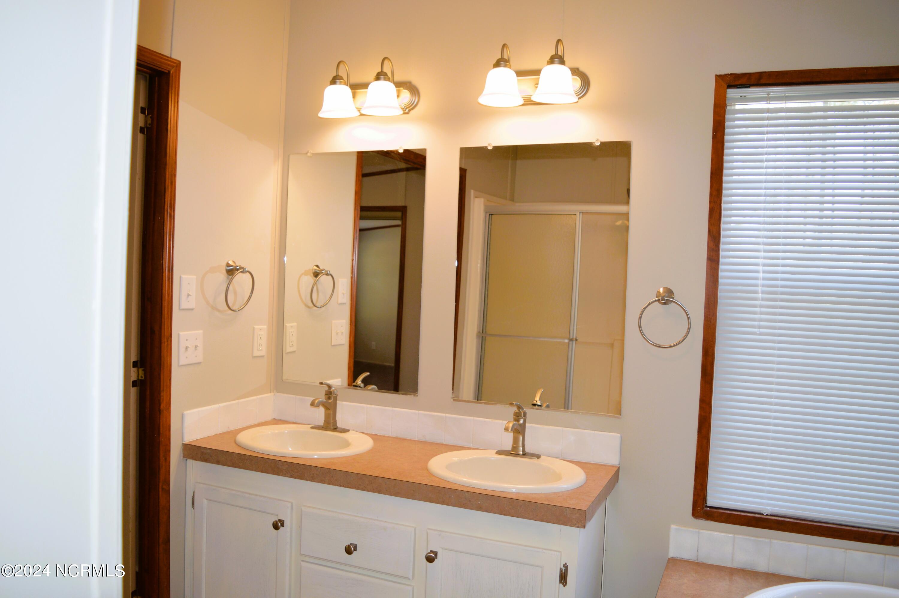 1886 Pelican Point Court SE