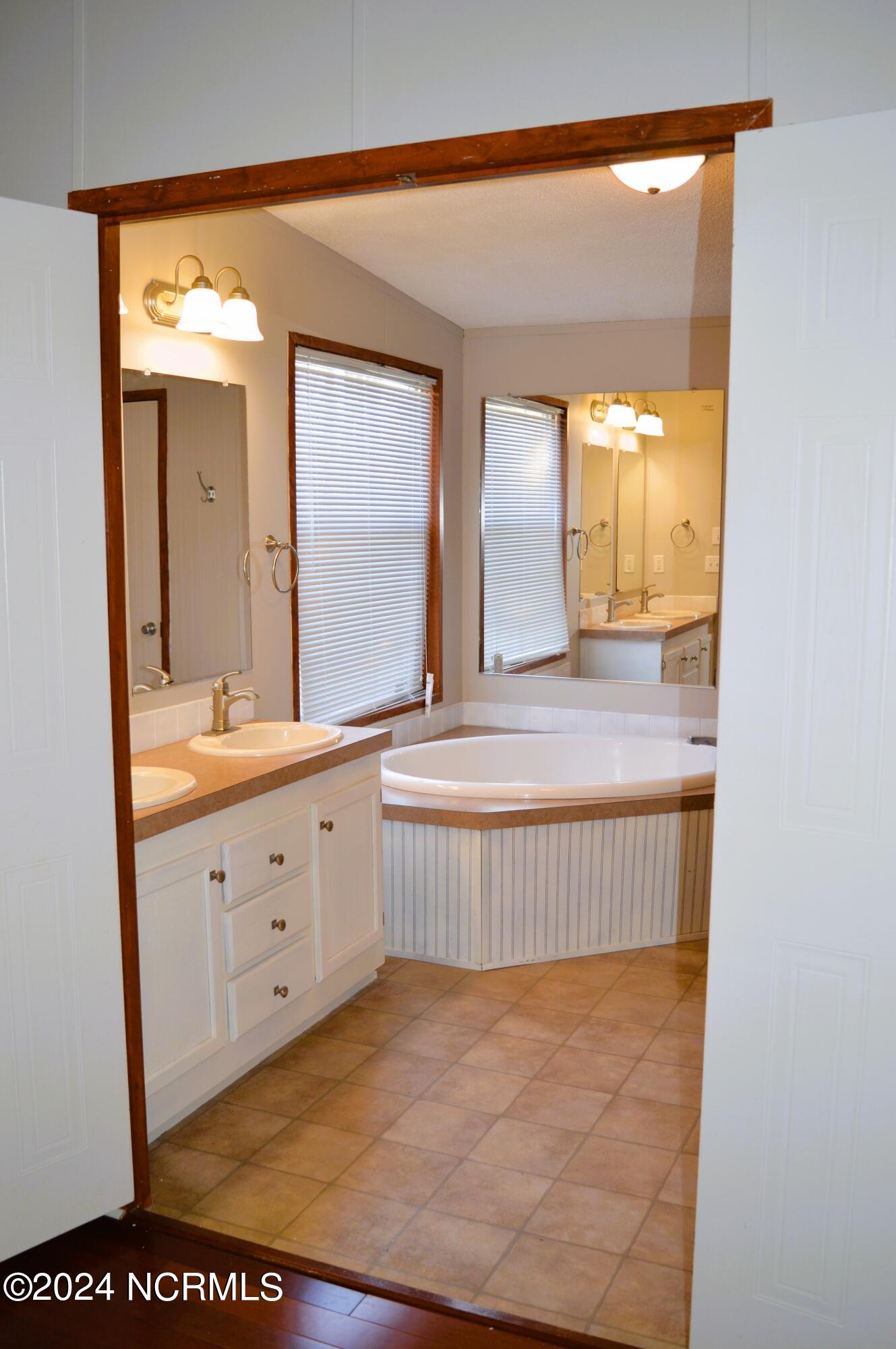 1886 Pelican Point Court SE