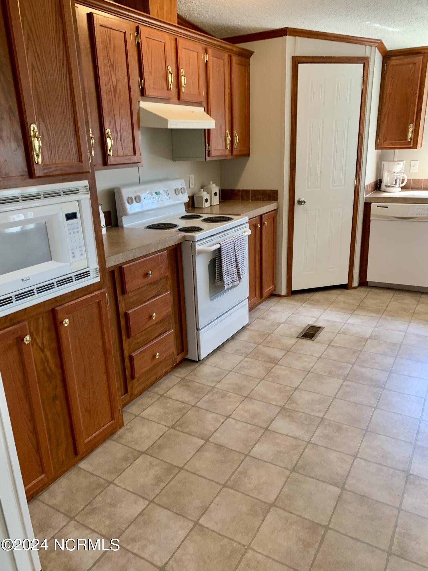 1886 Pelican Point Court SE