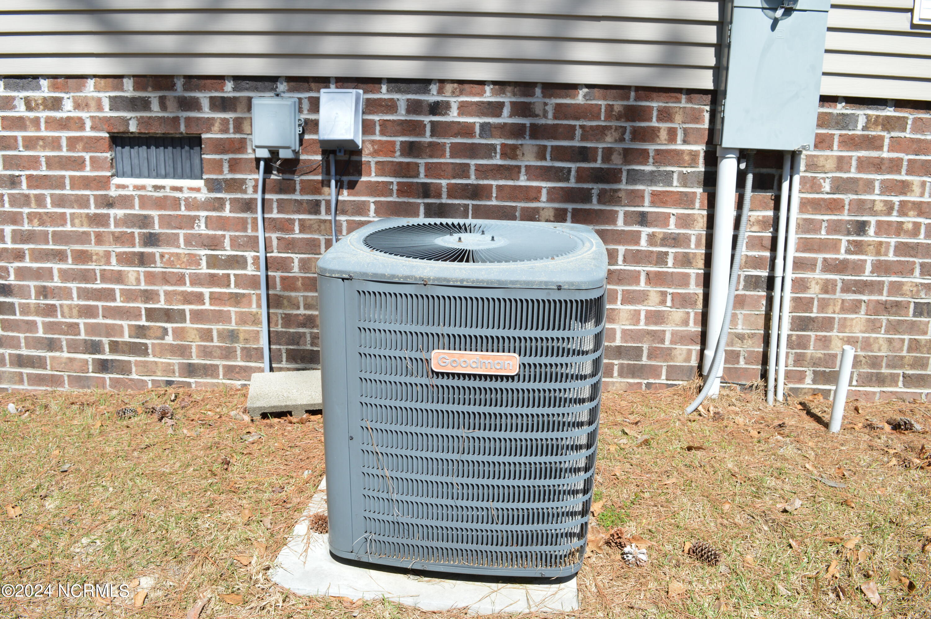 1886 Pelican Point Court SE