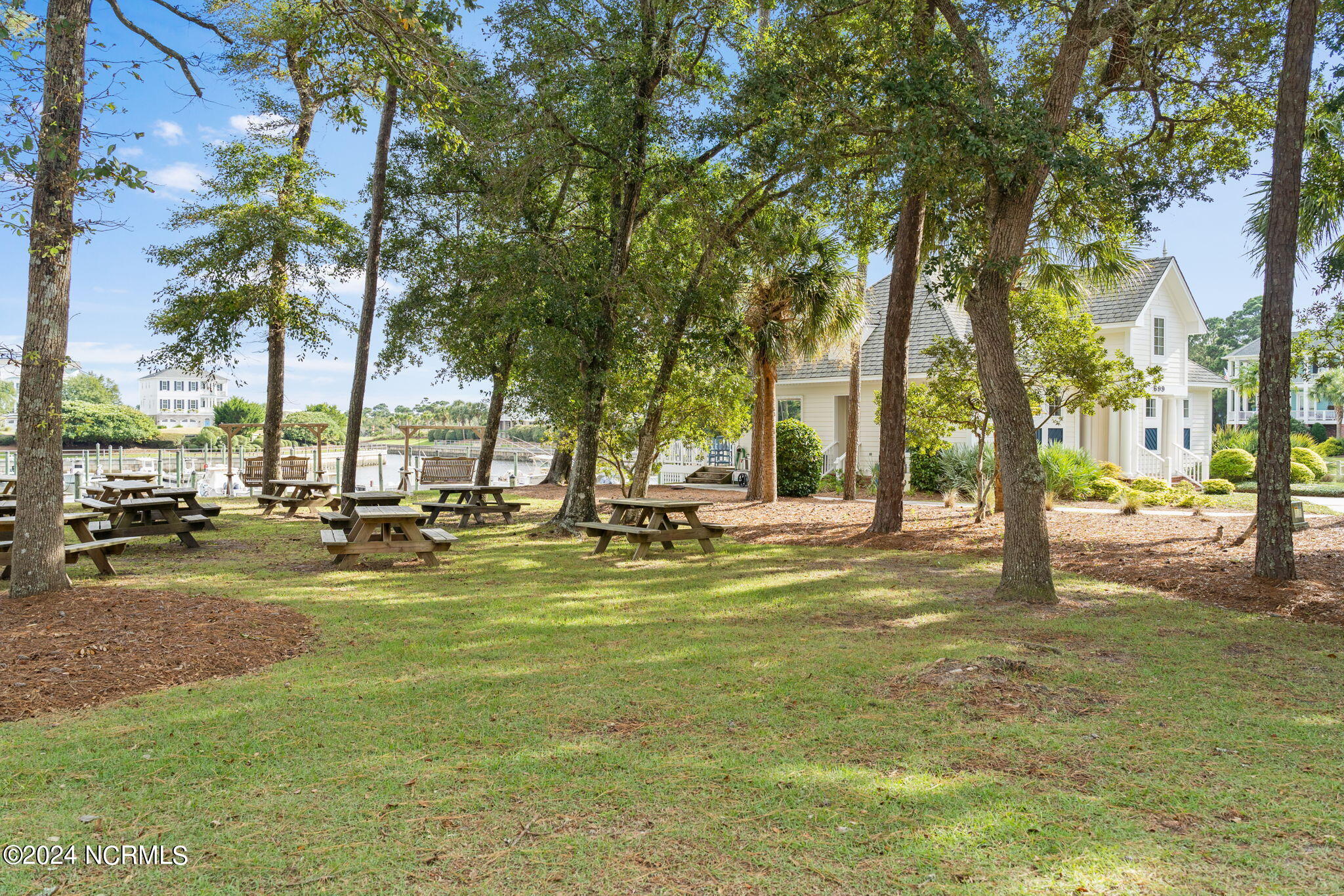 698 353 Augustine Avenue SW