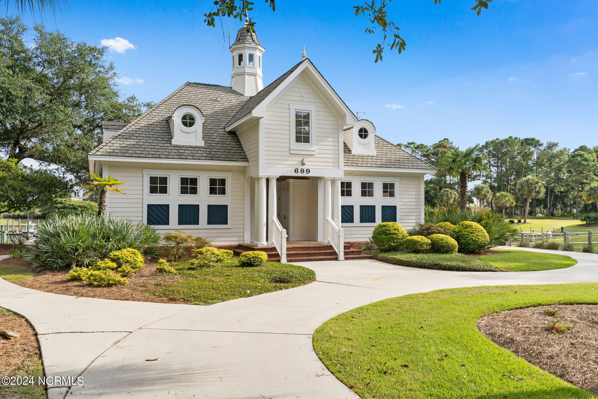 698 353 Augustine Avenue SW