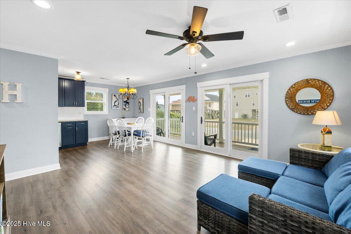 220 W Dolphin Drive
