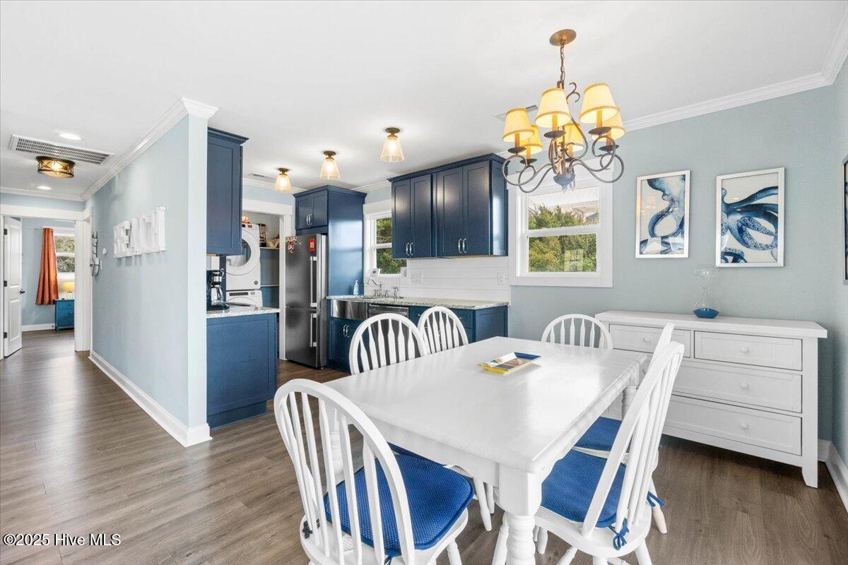 220 W Dolphin Drive