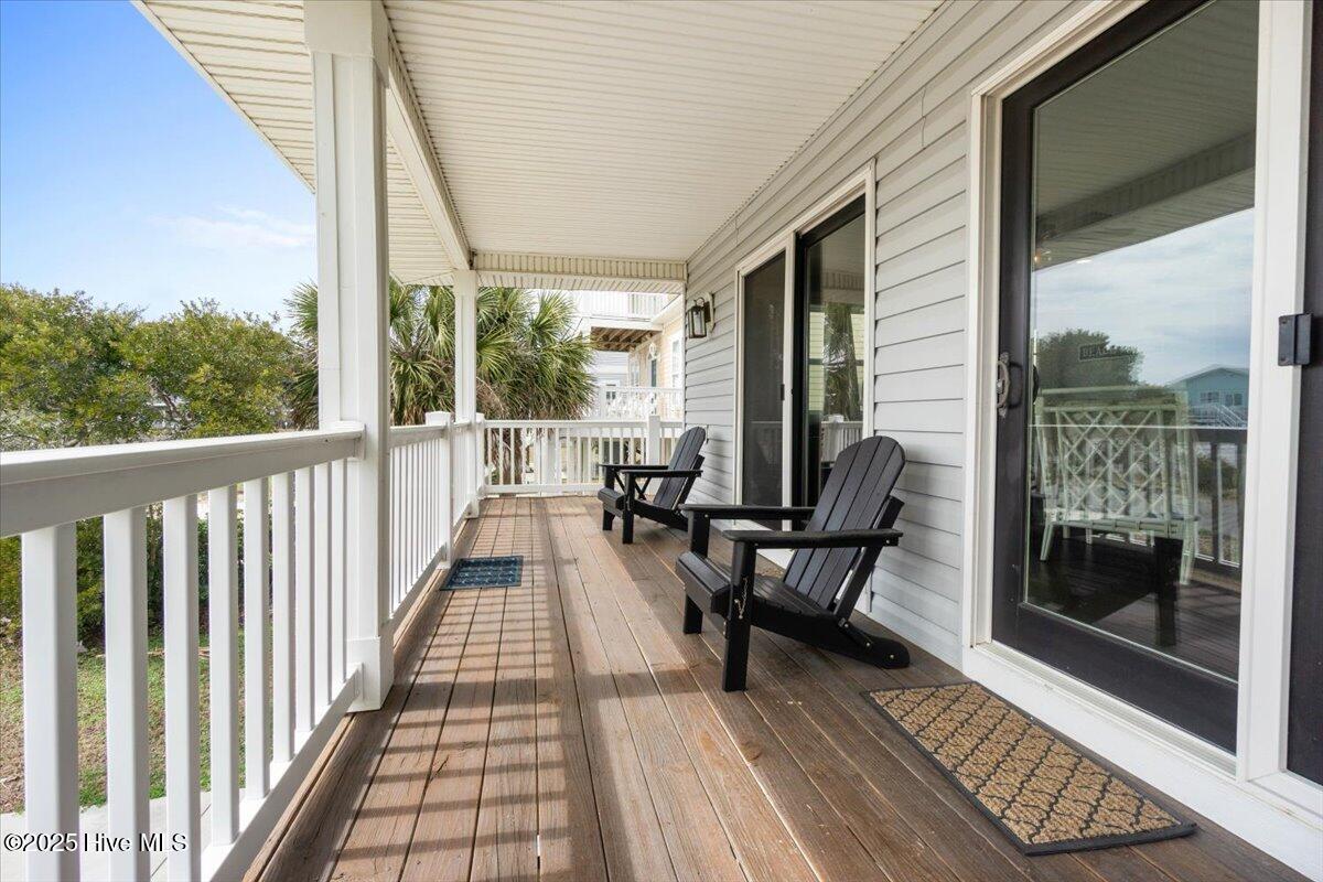 220 W Dolphin Drive