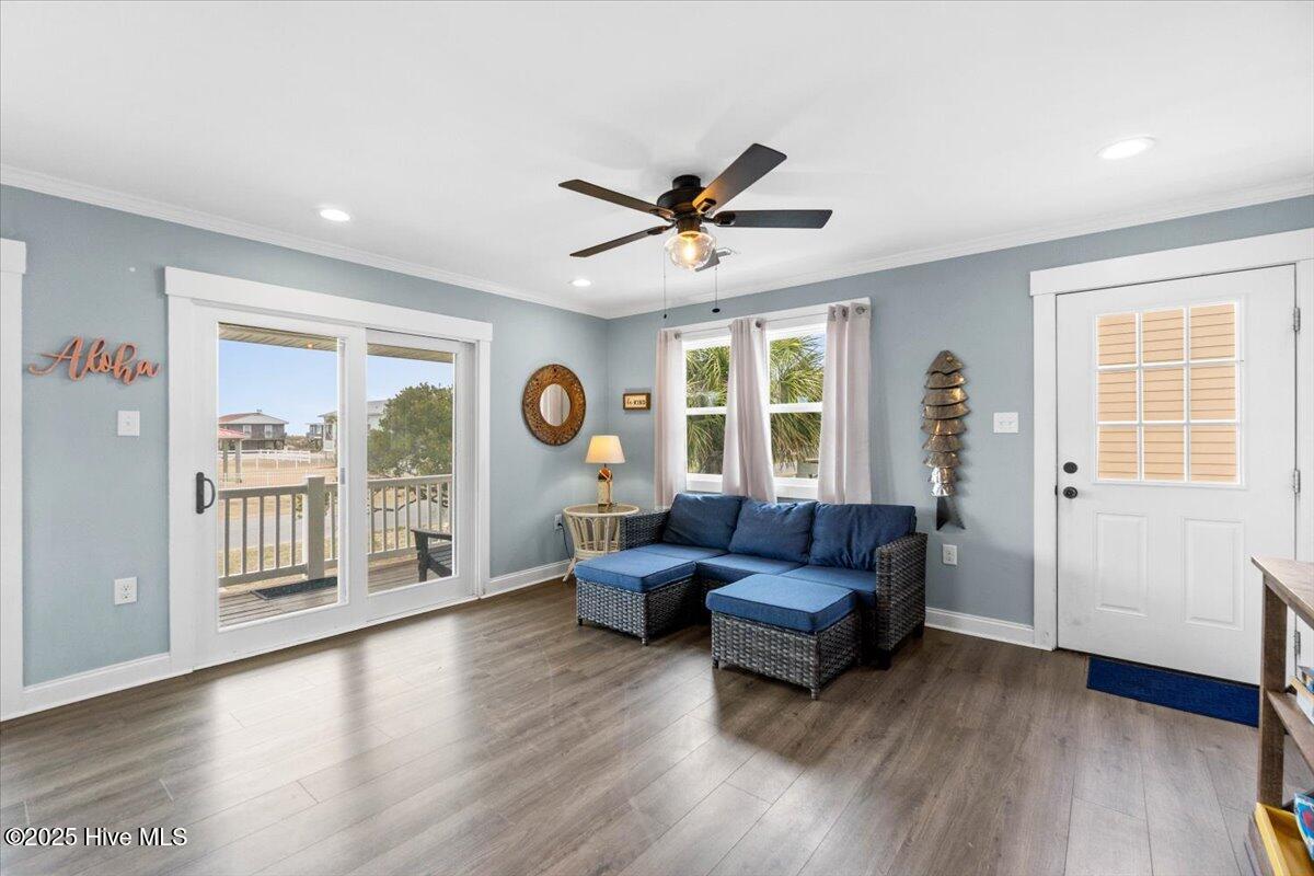 220 W Dolphin Drive