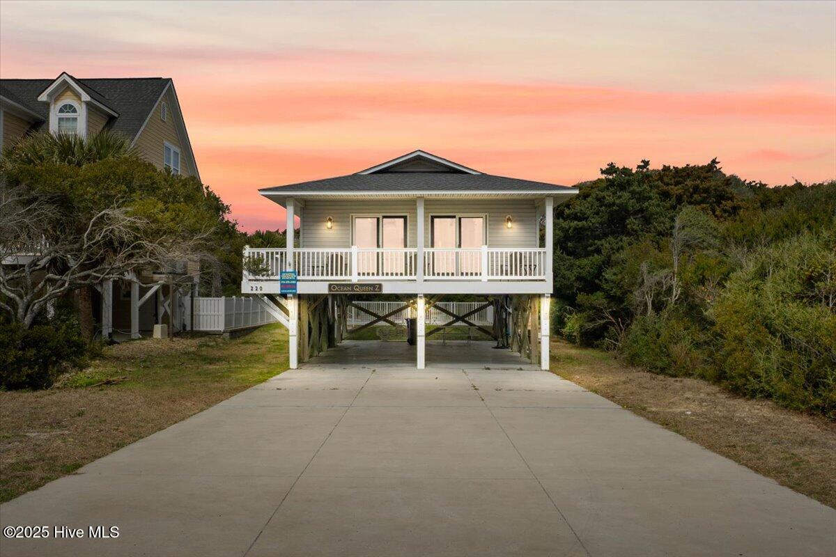 220 W Dolphin Drive