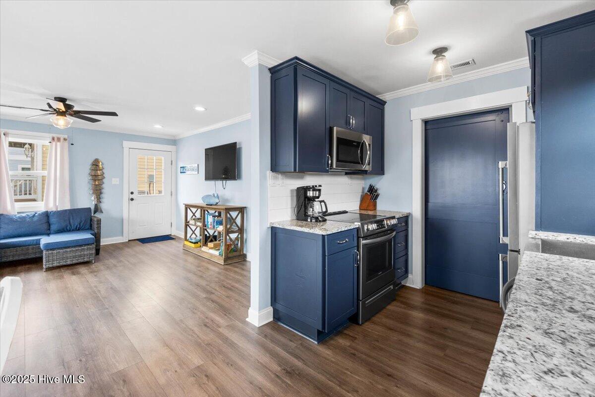 220 W Dolphin Drive