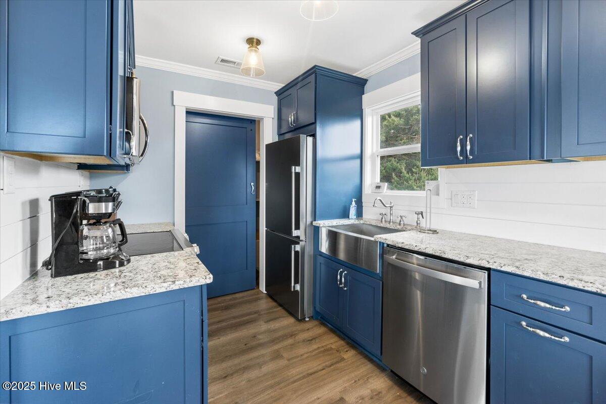 220 W Dolphin Drive