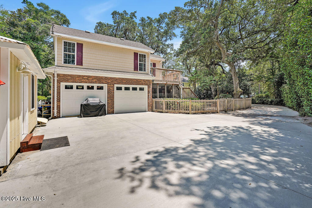 693 River Road SE