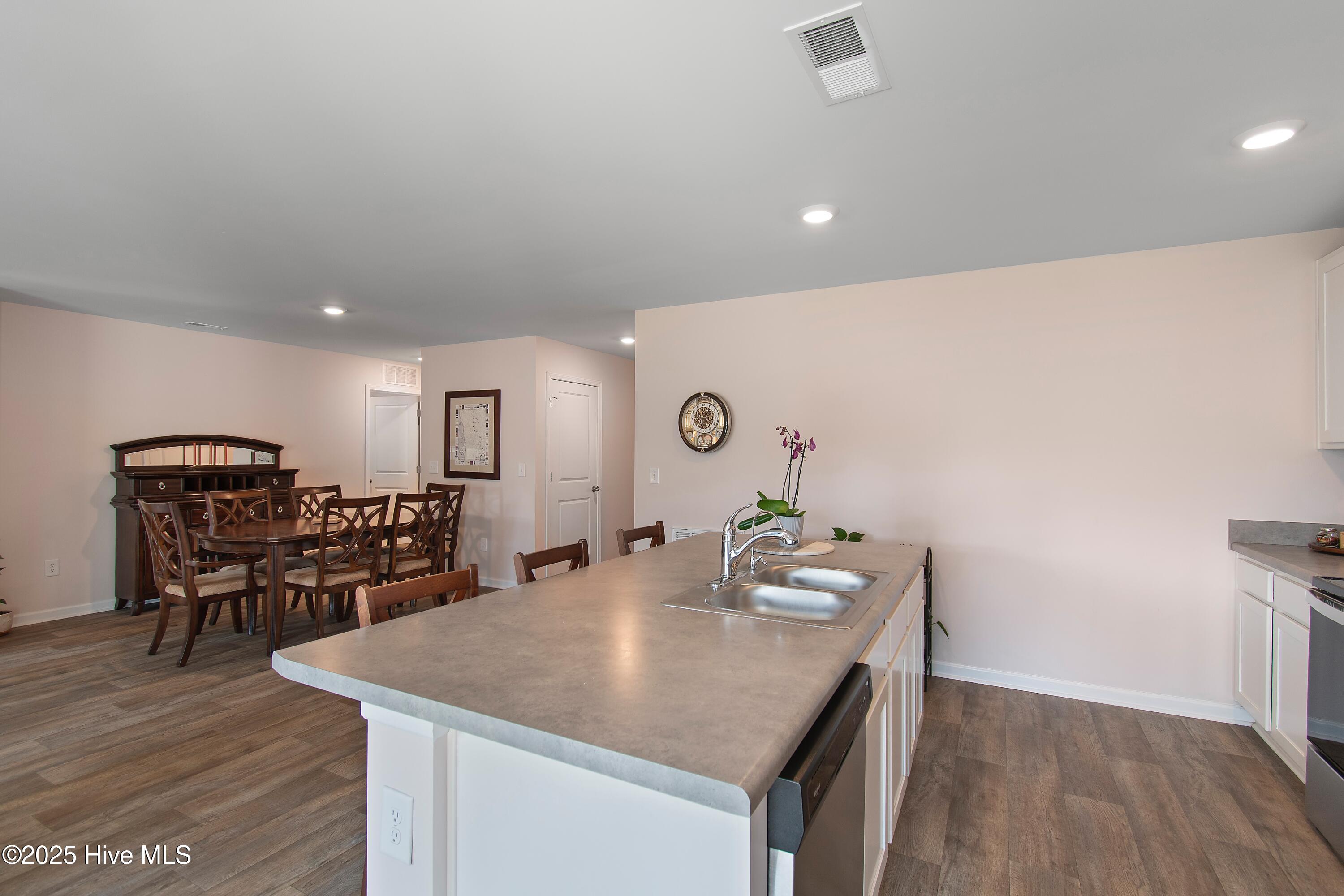 289 Kite Circle NE