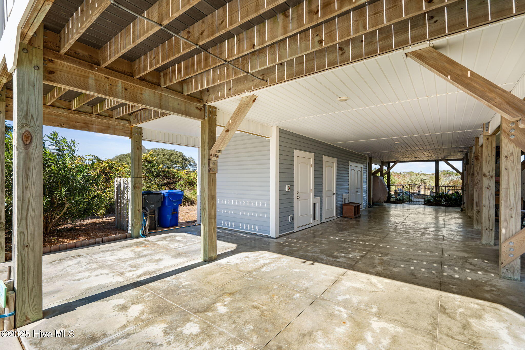 714 W Dolphin Drive