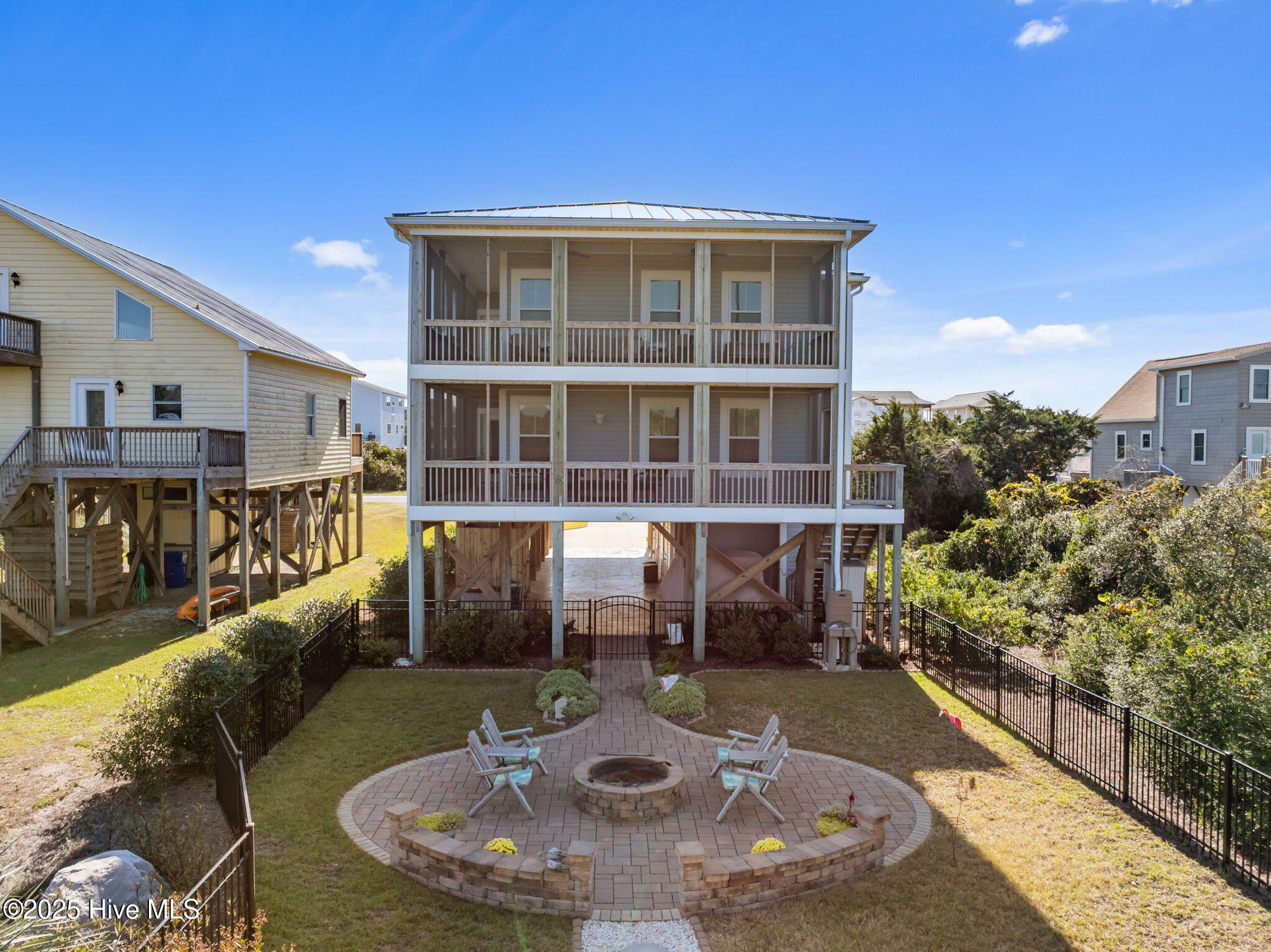 714 W Dolphin Drive