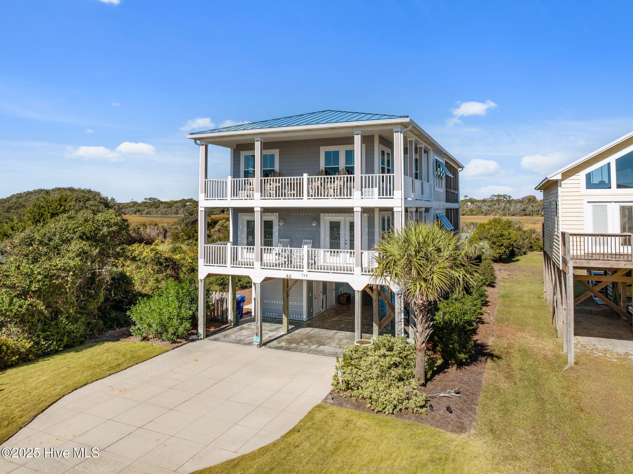 714 W Dolphin Drive