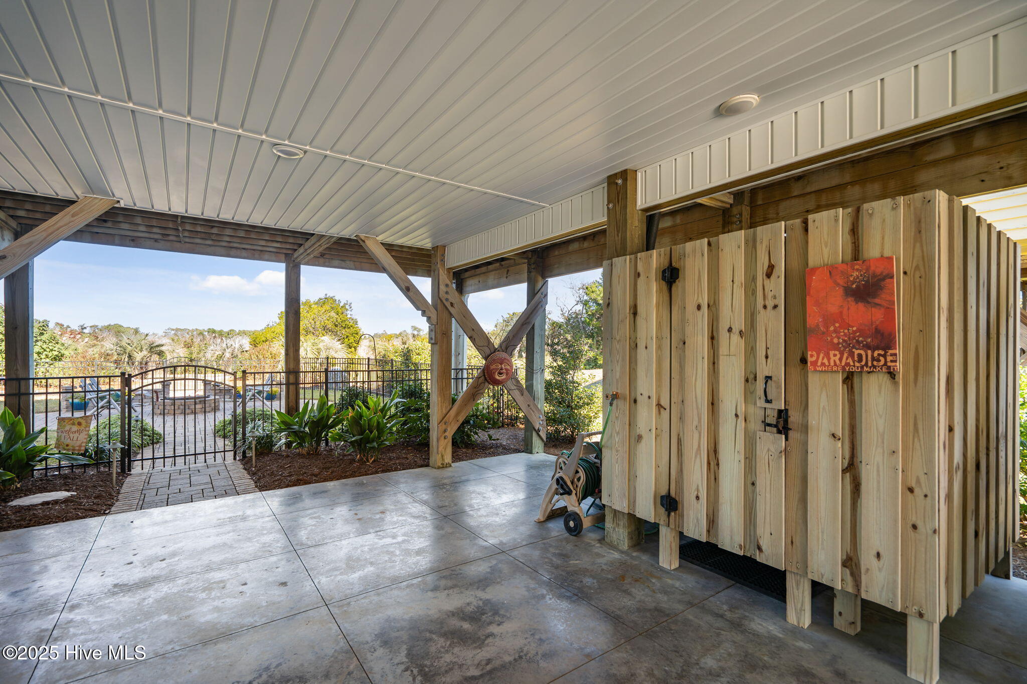 714 W Dolphin Drive