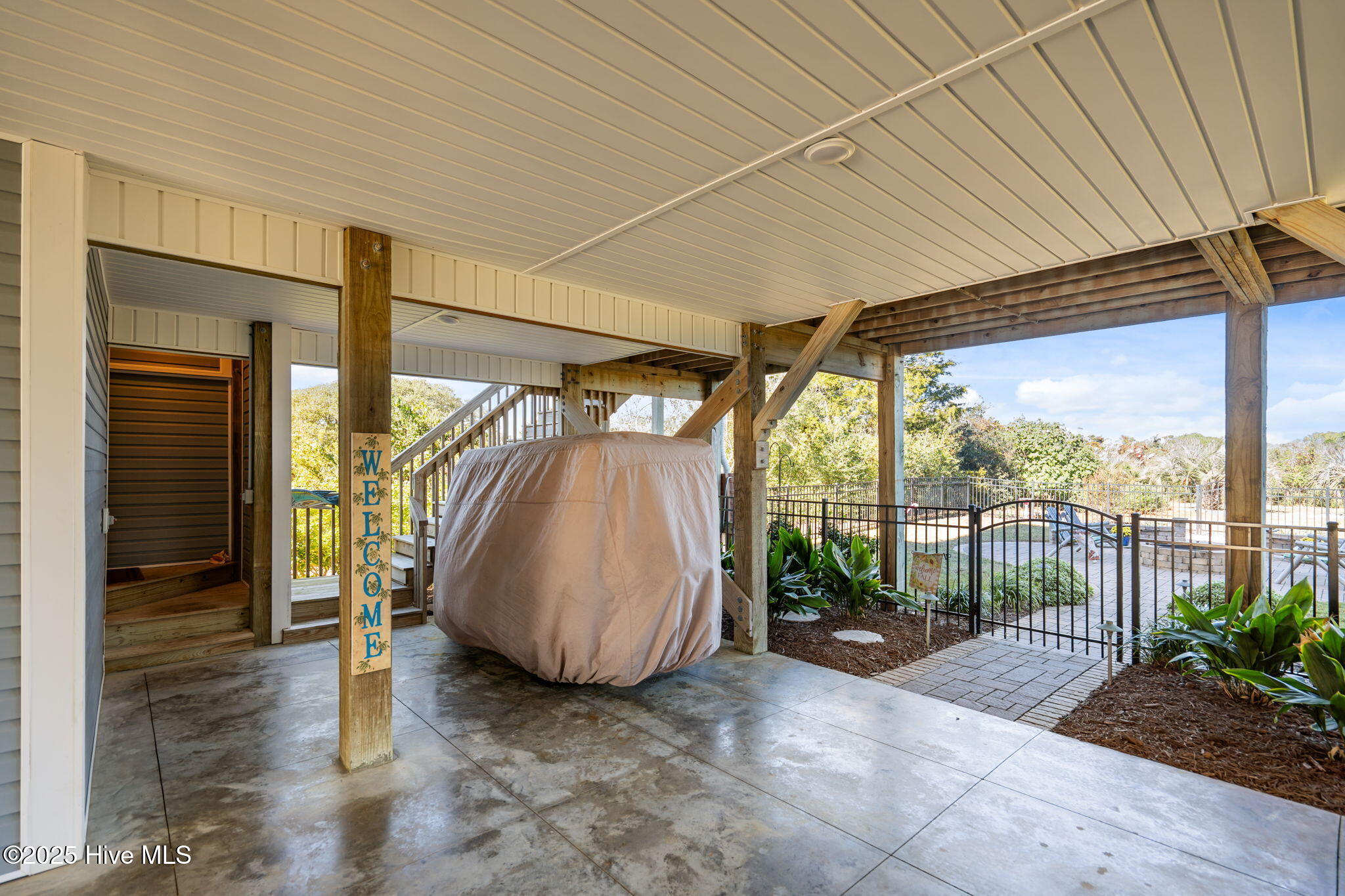 714 W Dolphin Drive