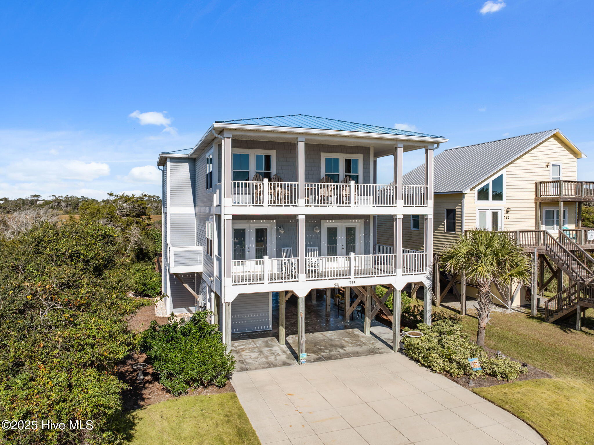 714 W Dolphin Drive