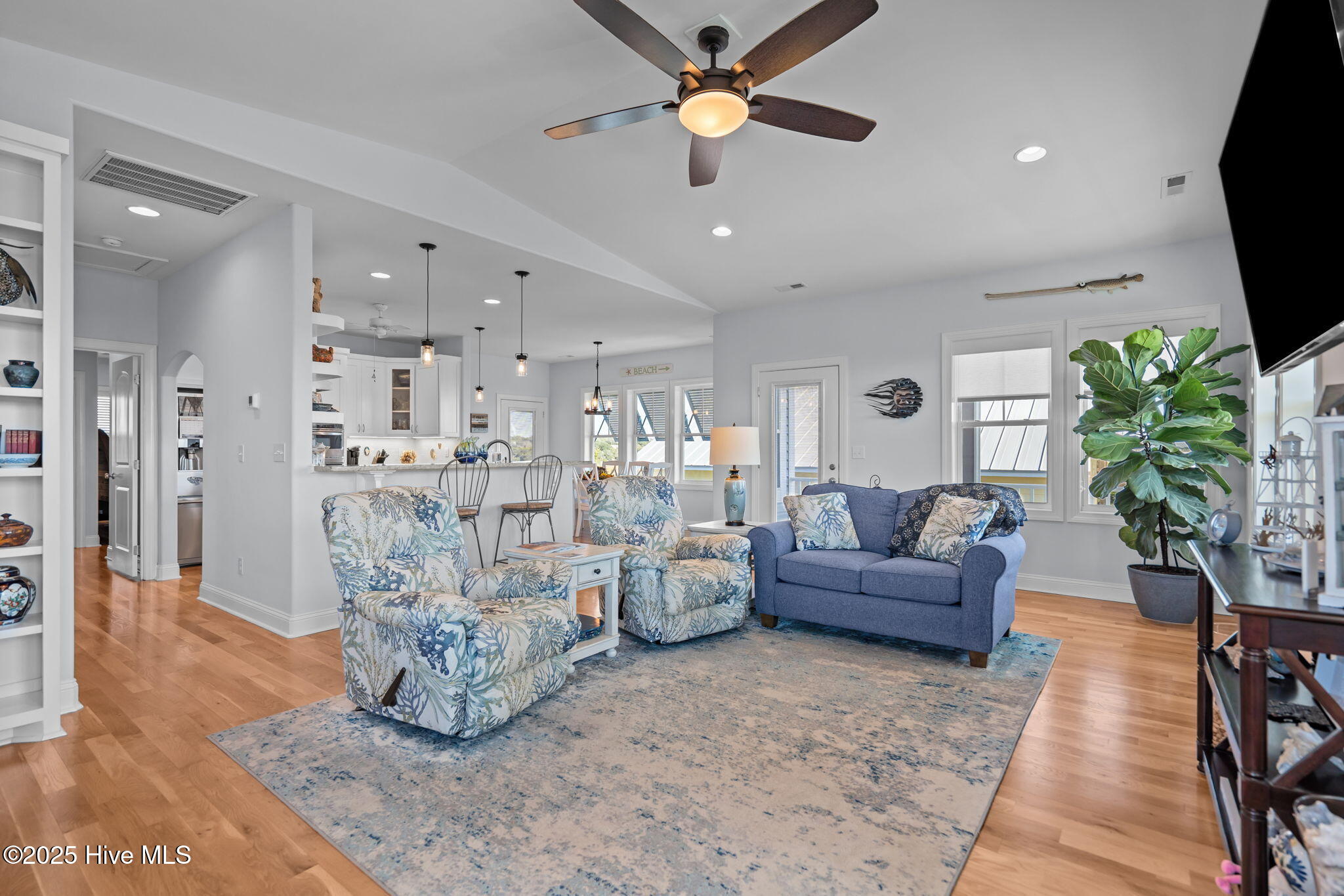714 W Dolphin Drive
