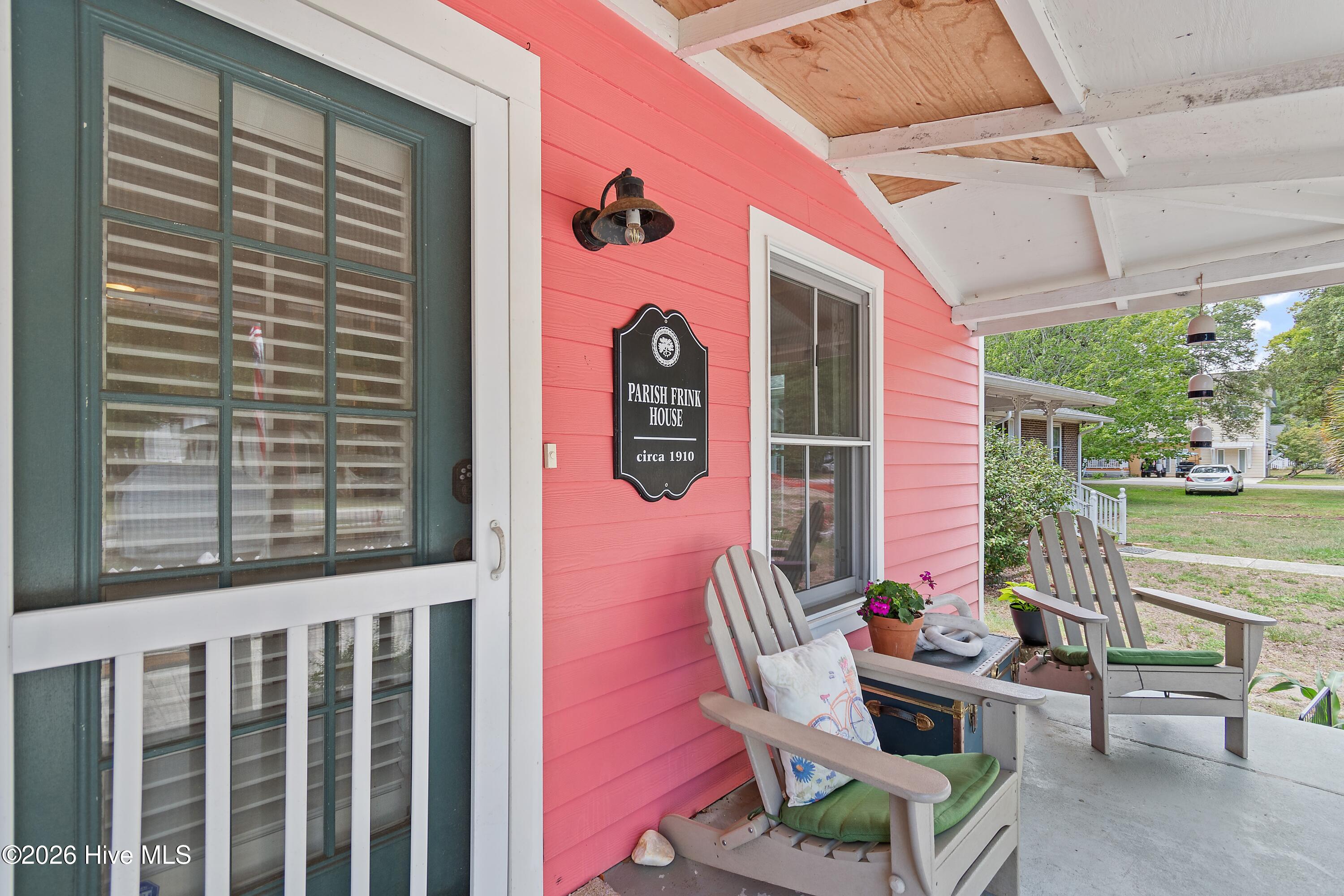 209 W St George Street