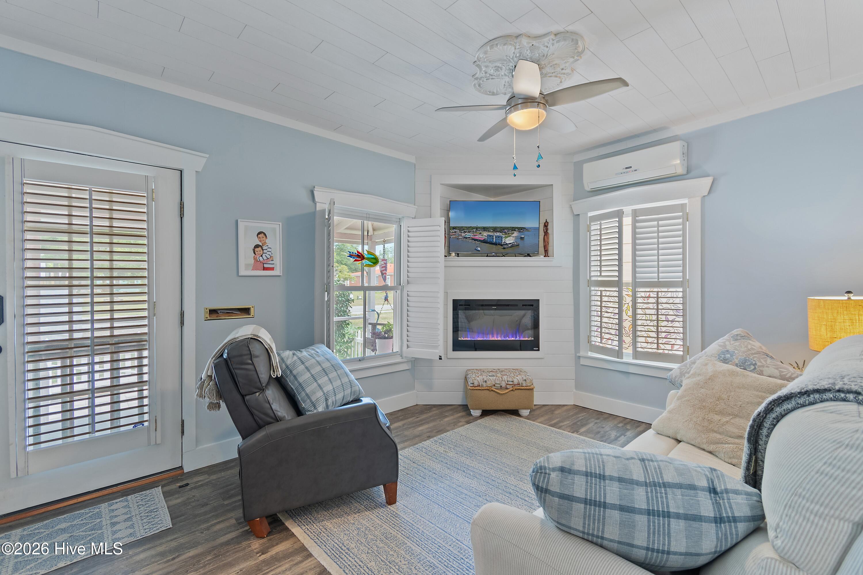 209 W St George Street