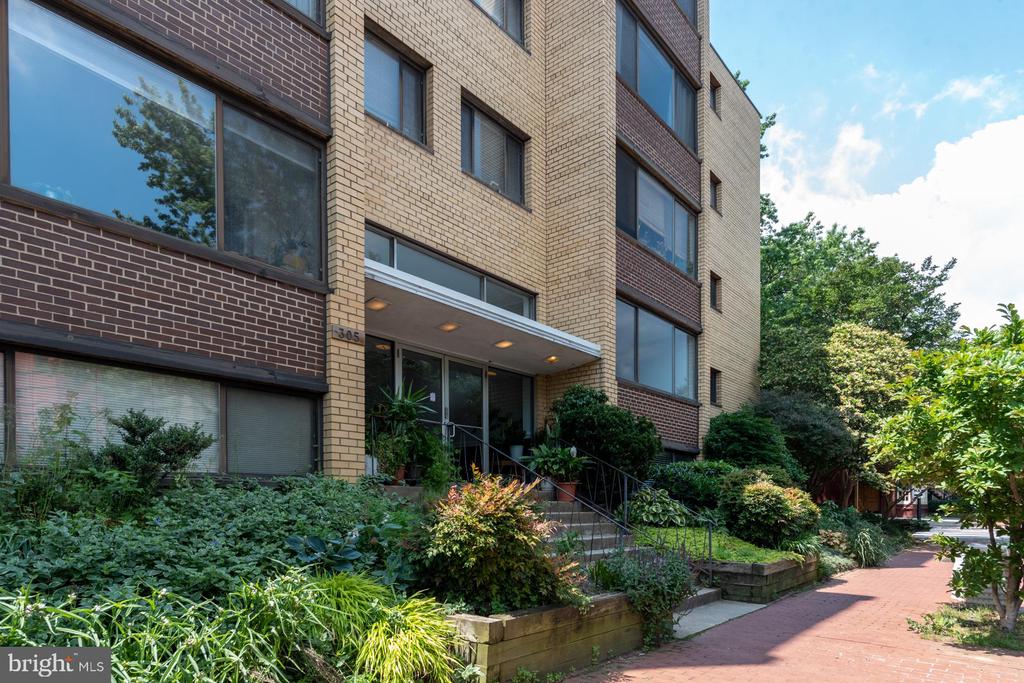 305 C STREET NE Unit: 104